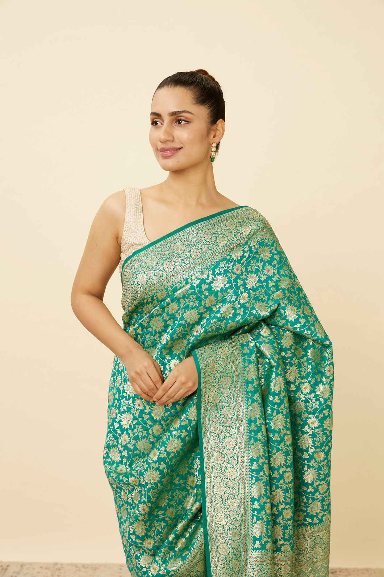 alt message - Mohey Women Emerald Green Bel Buti Patterned Saree image number 1