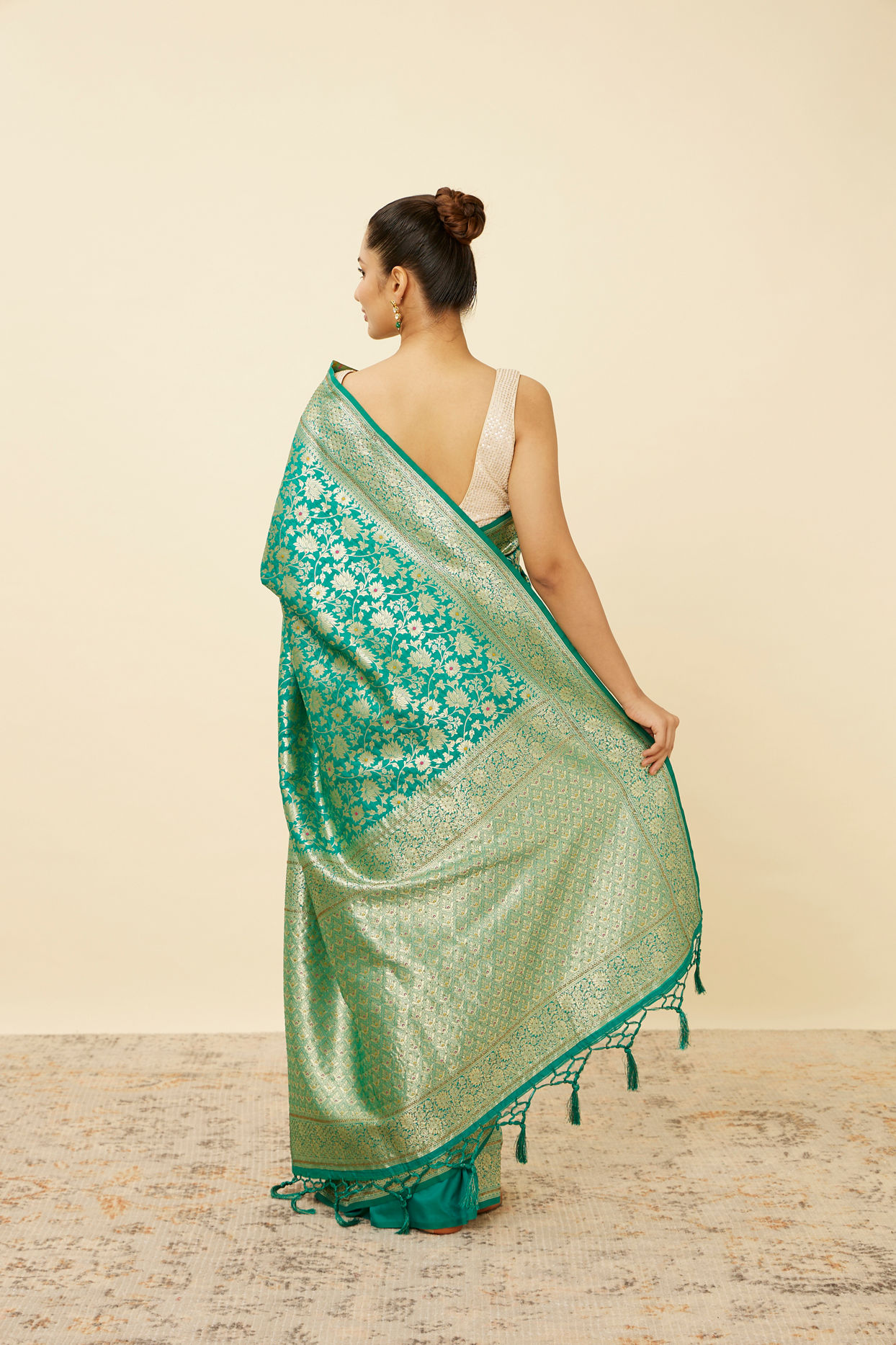 alt message - Mohey Women Emerald Green Bel Buti Patterned Saree image number 2