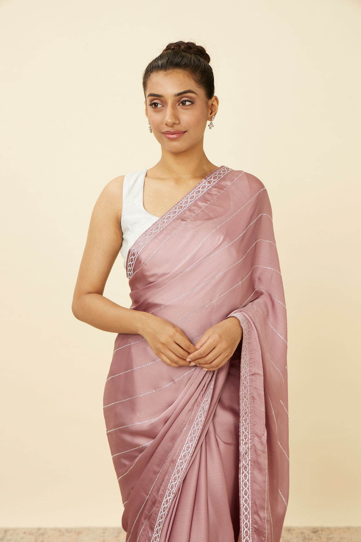alt message - Mohey Women Lilac Sequined Saree image number 1