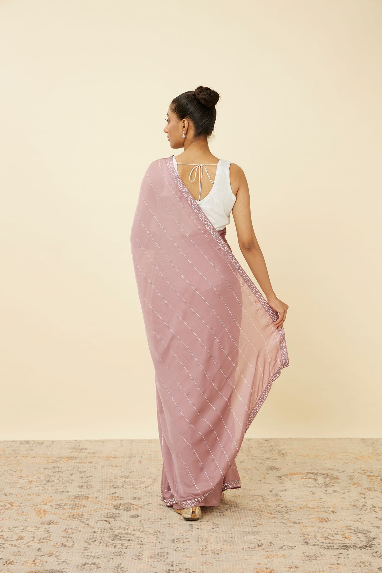 alt message - Mohey Women Lilac Sequined Saree image number 2