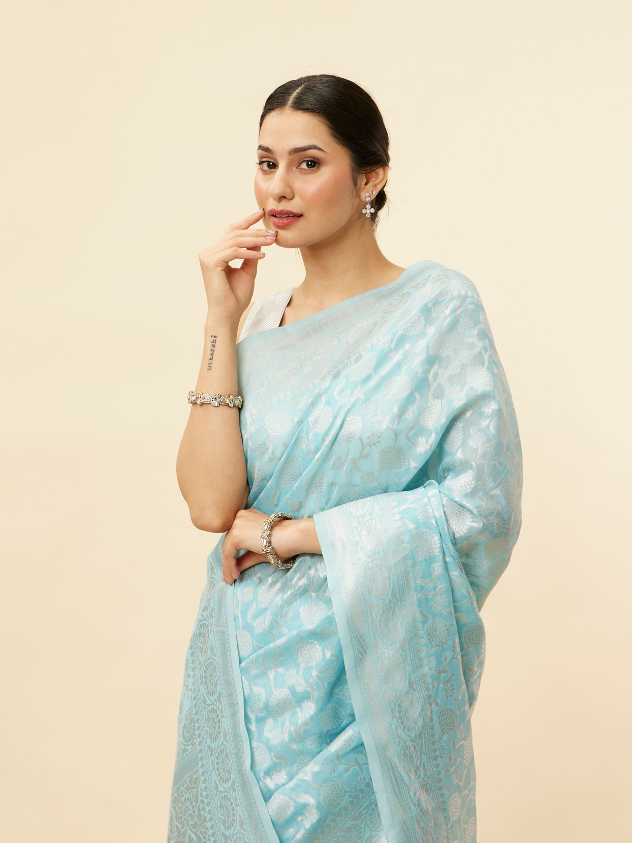 alt message - Mohey Women Sky Blue Floral Zari Work Saree image number 1