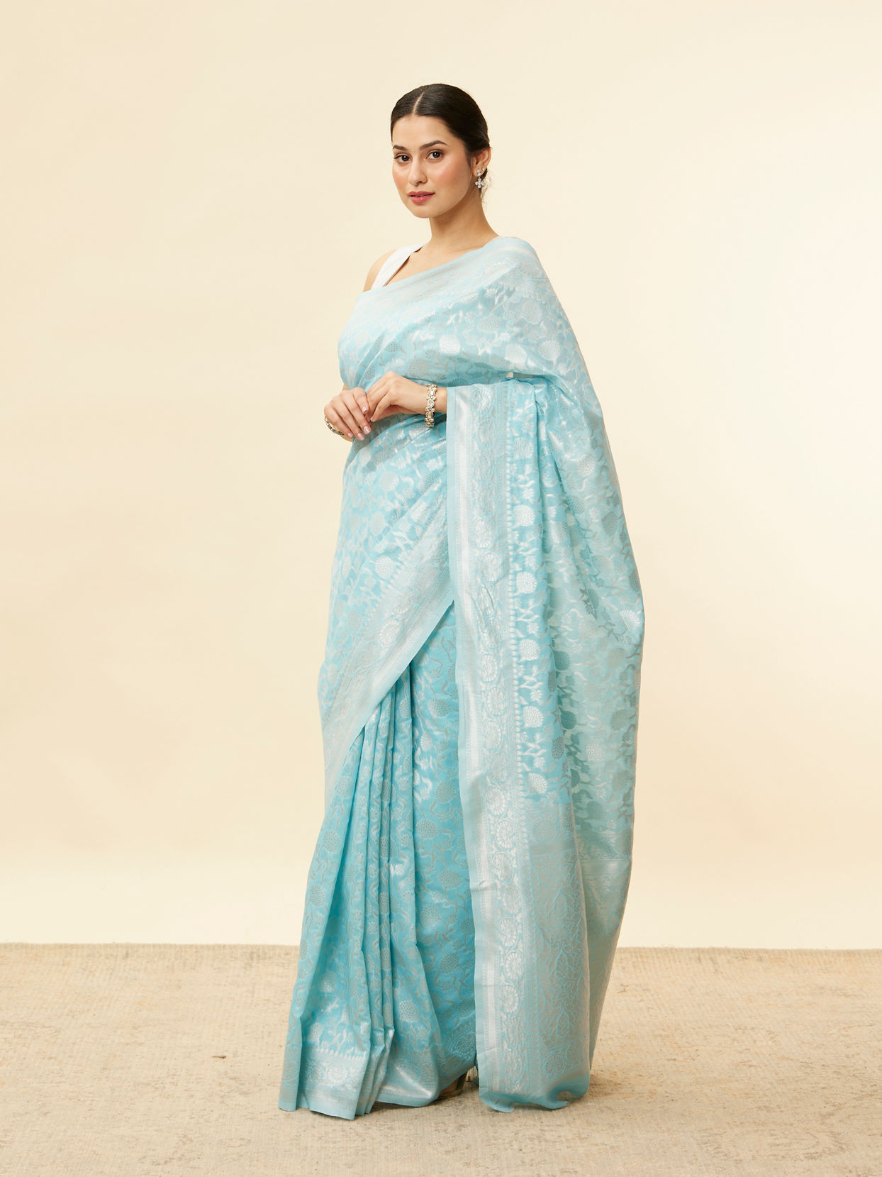 alt message - Mohey Women Sky Blue Floral Zari Work Saree image number 3