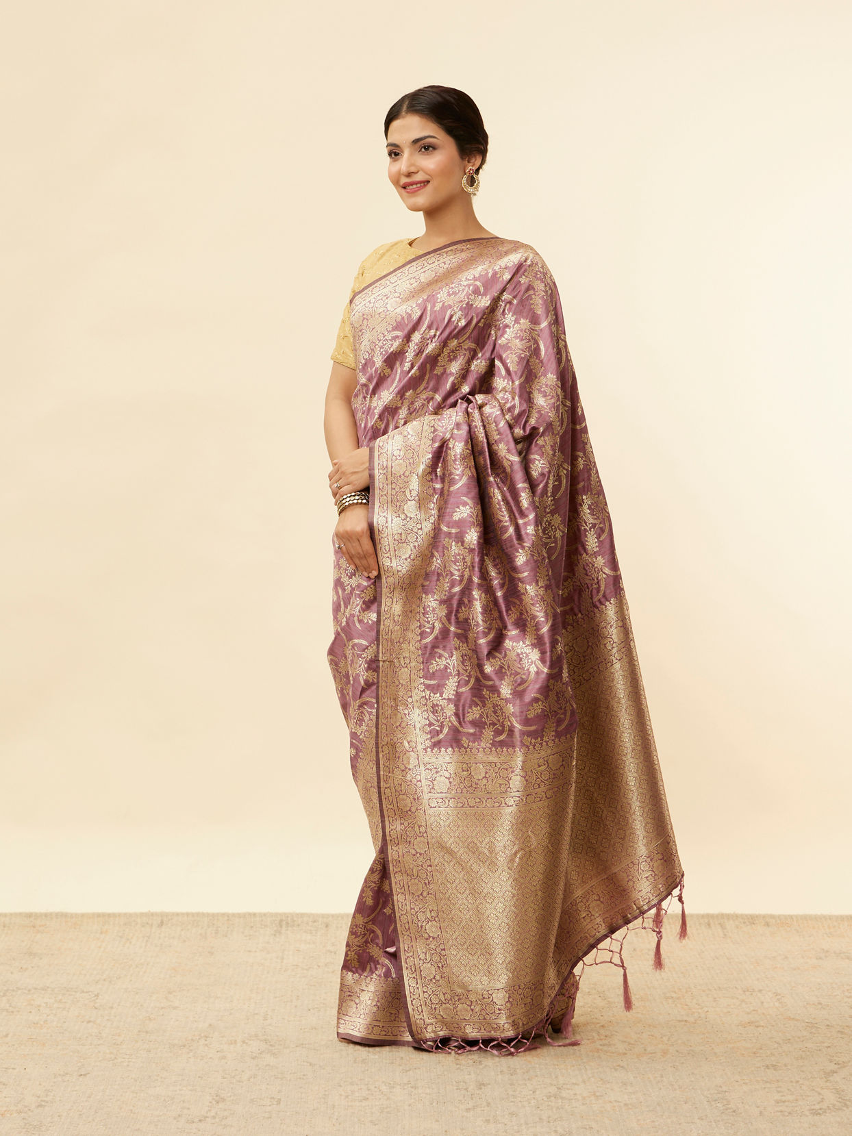 Mohey Women Sparkling Grape Purple Bel Buti Patterned Zari Work Saree