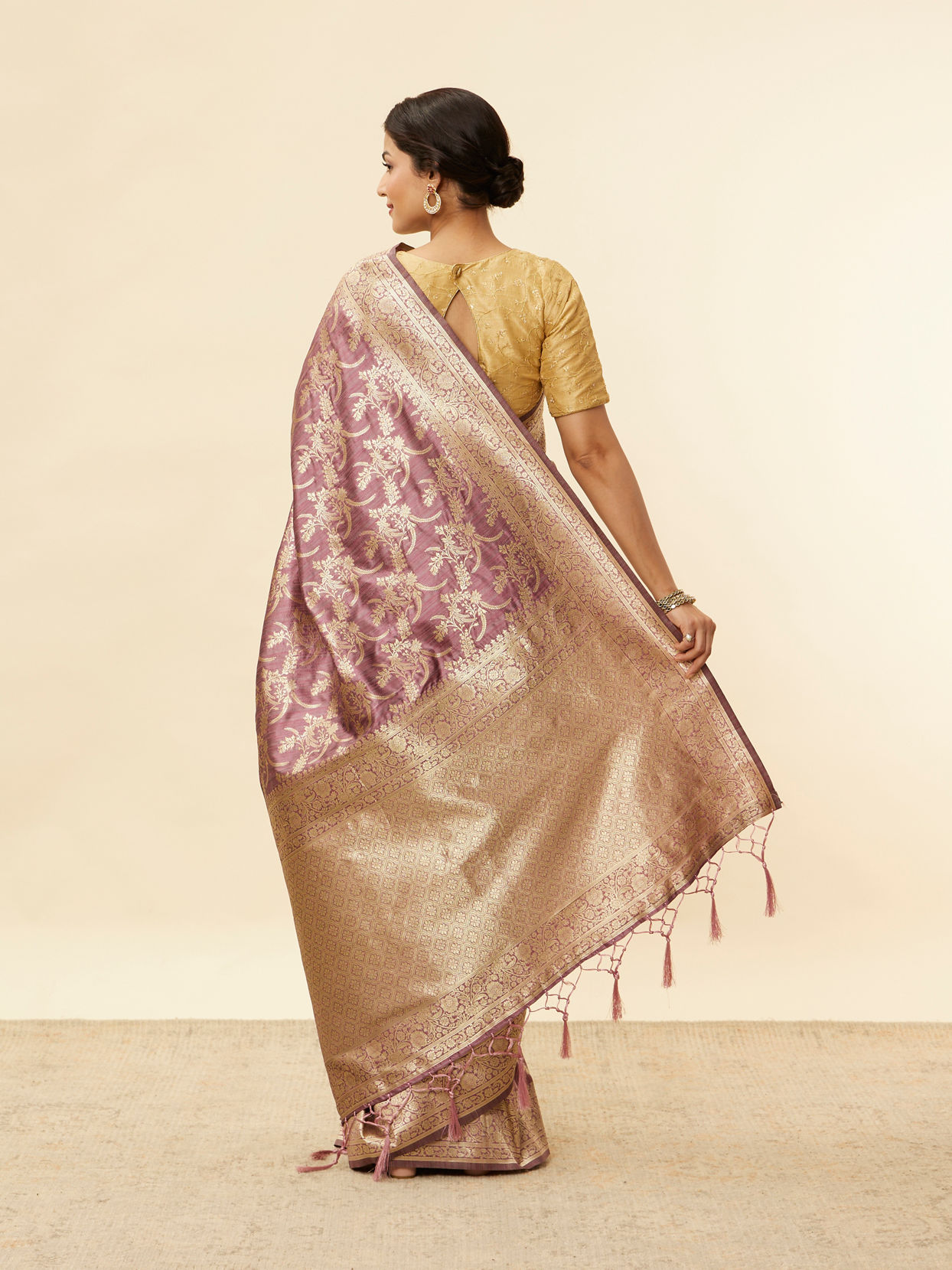 Mohey Women Sparkling Grape Purple Bel Buti Patterned Zari Work Saree