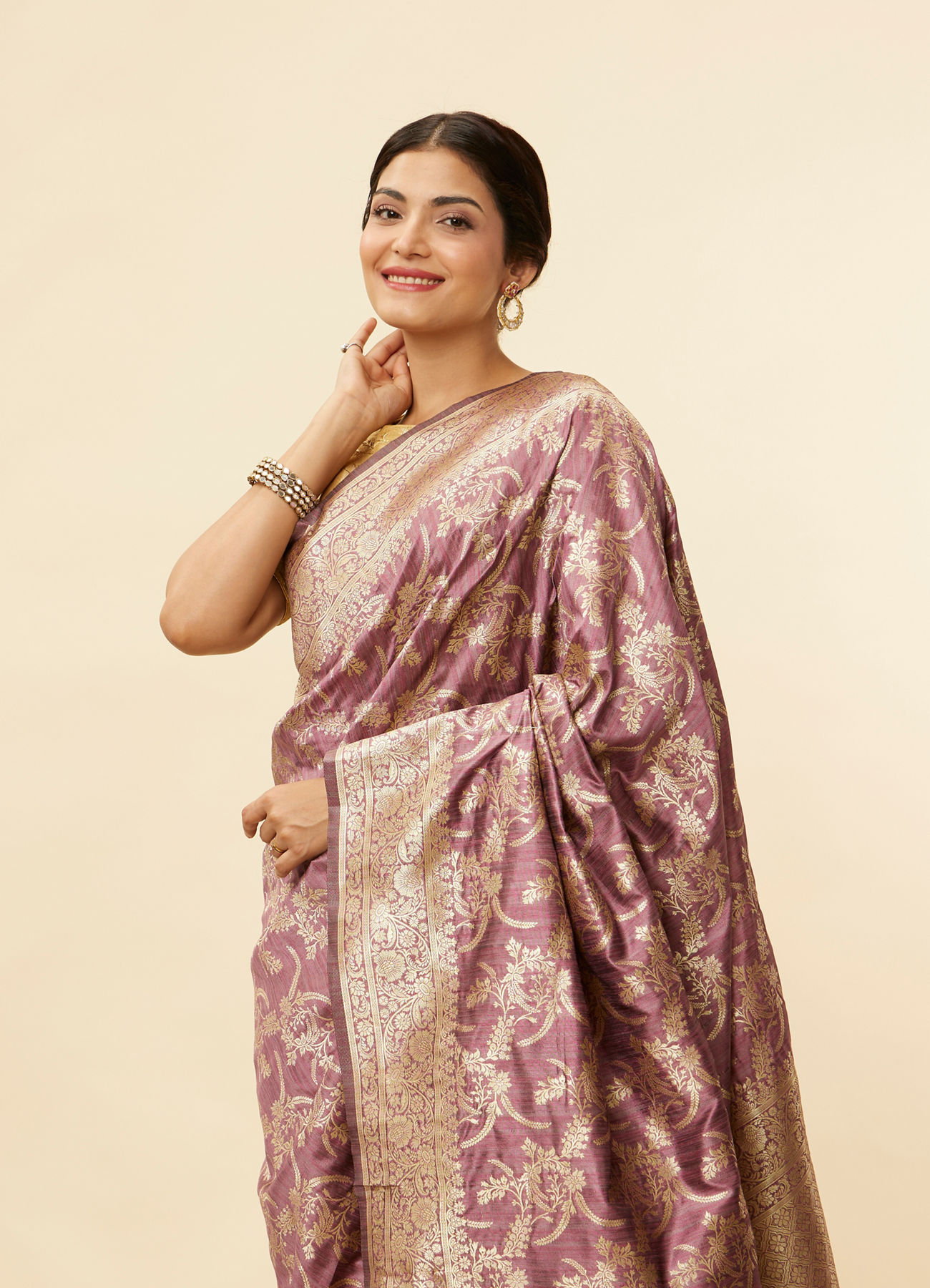 Mohey Women Sparkling Grape Purple Bel Buti Patterned Zari Work Saree