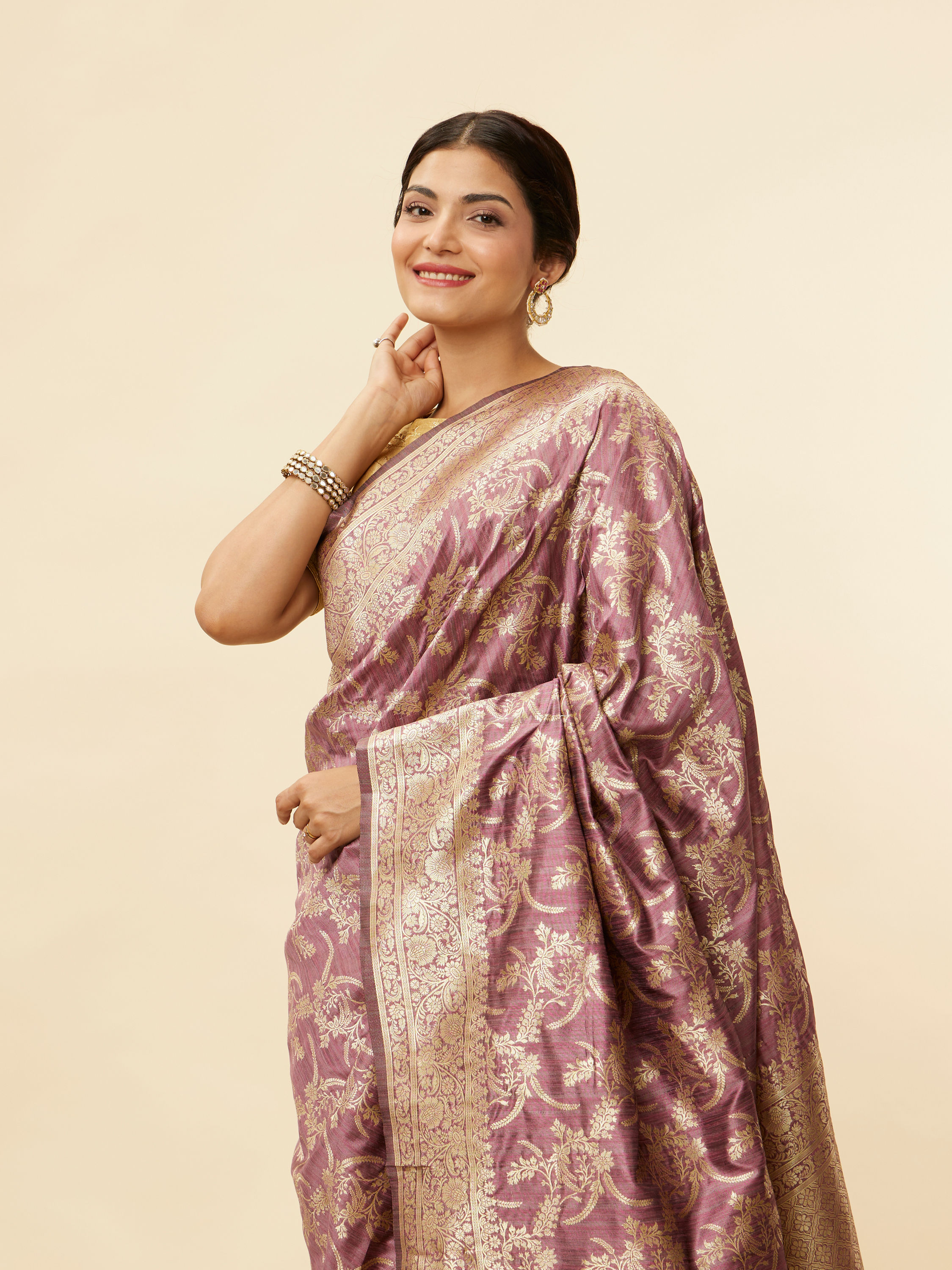 Mohey Women Sparkling Grape Purple Bel Buti Patterned Zari Work Saree