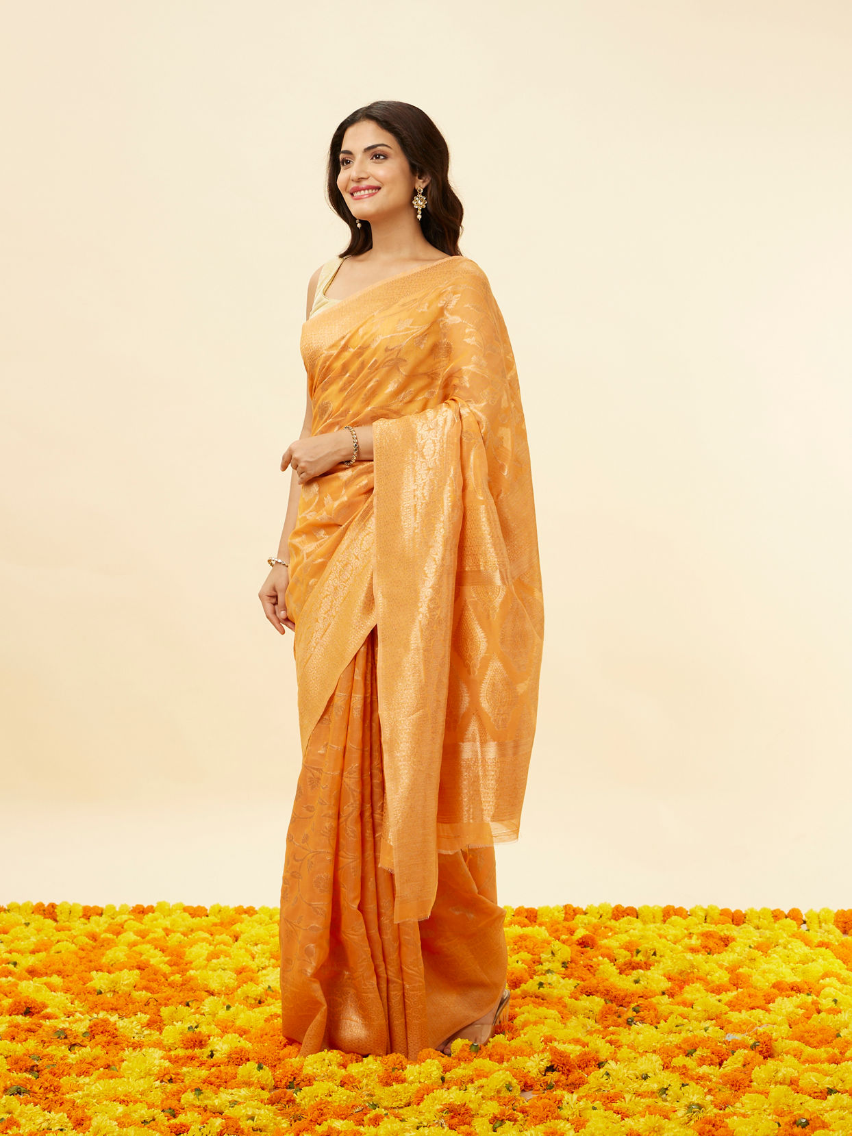 alt message - Mohey Women Sunrise Orange Floral Patterned Saree image number 3