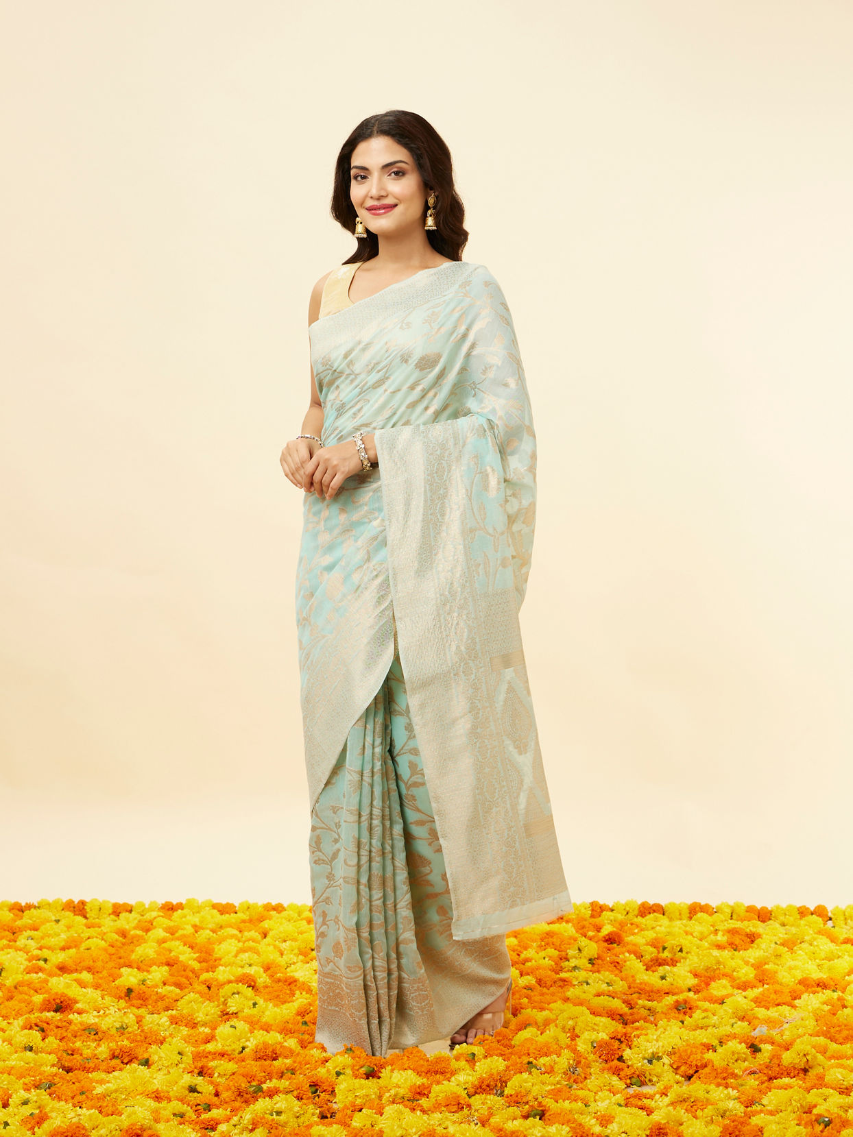 alt message - Mohey Women Marigold Yellow Floral Patterned Saree image number 3