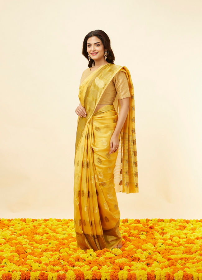 alt message - Mohey Women Sunlit Yellow Fern and Paisley Motif Saree image number 3