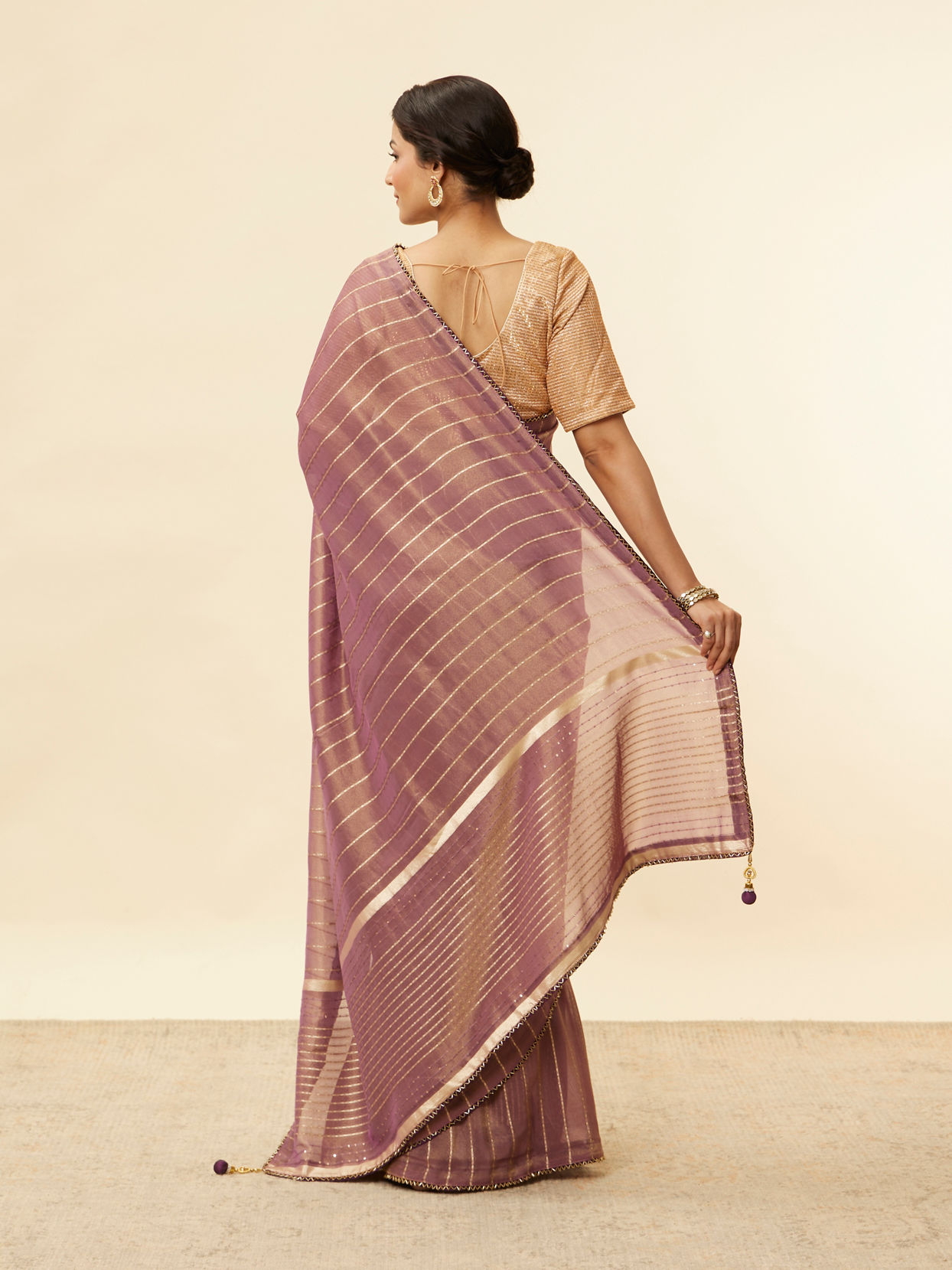 alt message - Mohey Women Mulberry Purple Zari Striped Saree image number 2