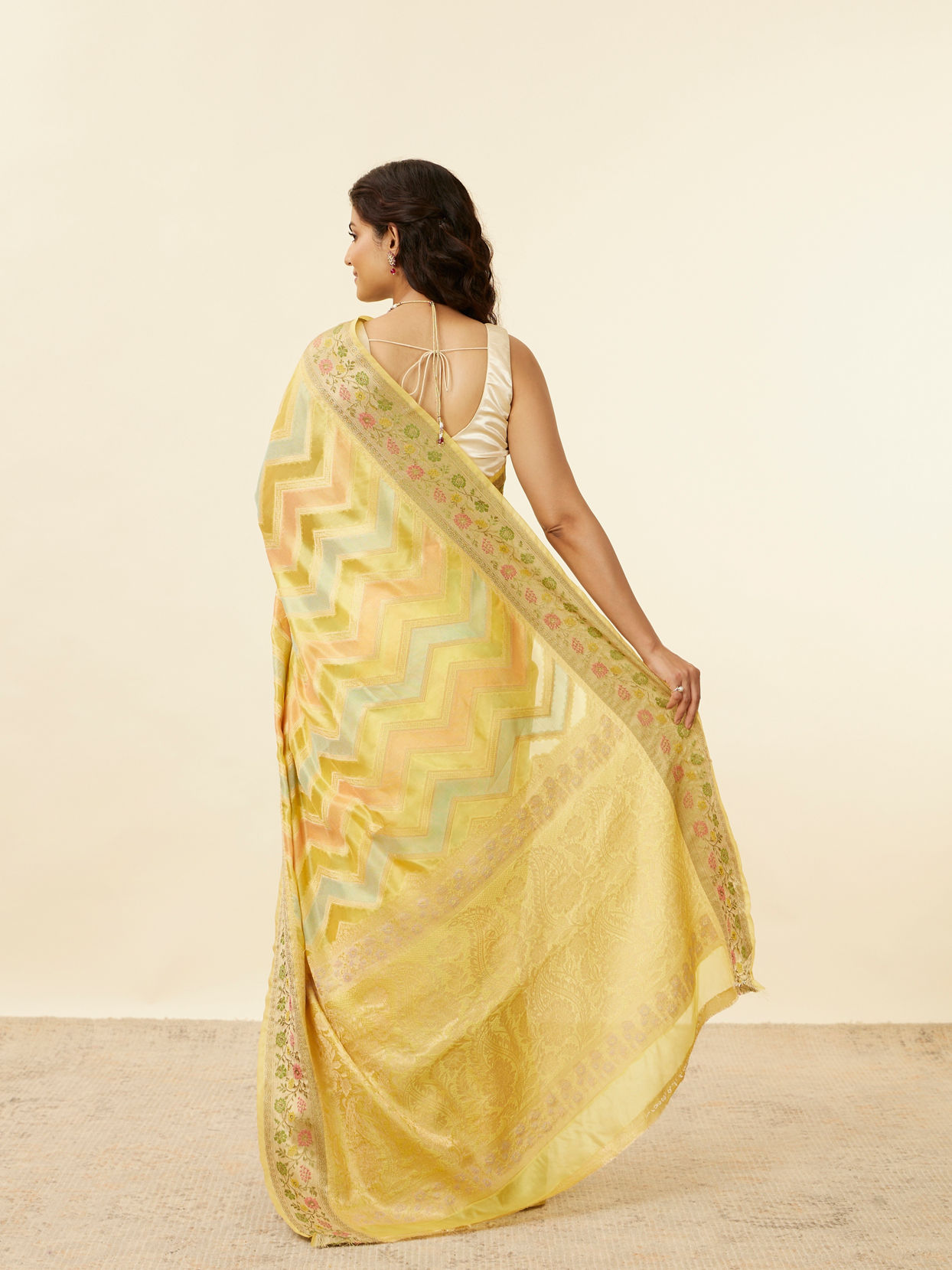 Mohey Women Daisy Yellow Chevron Patterned Zari Work Saree