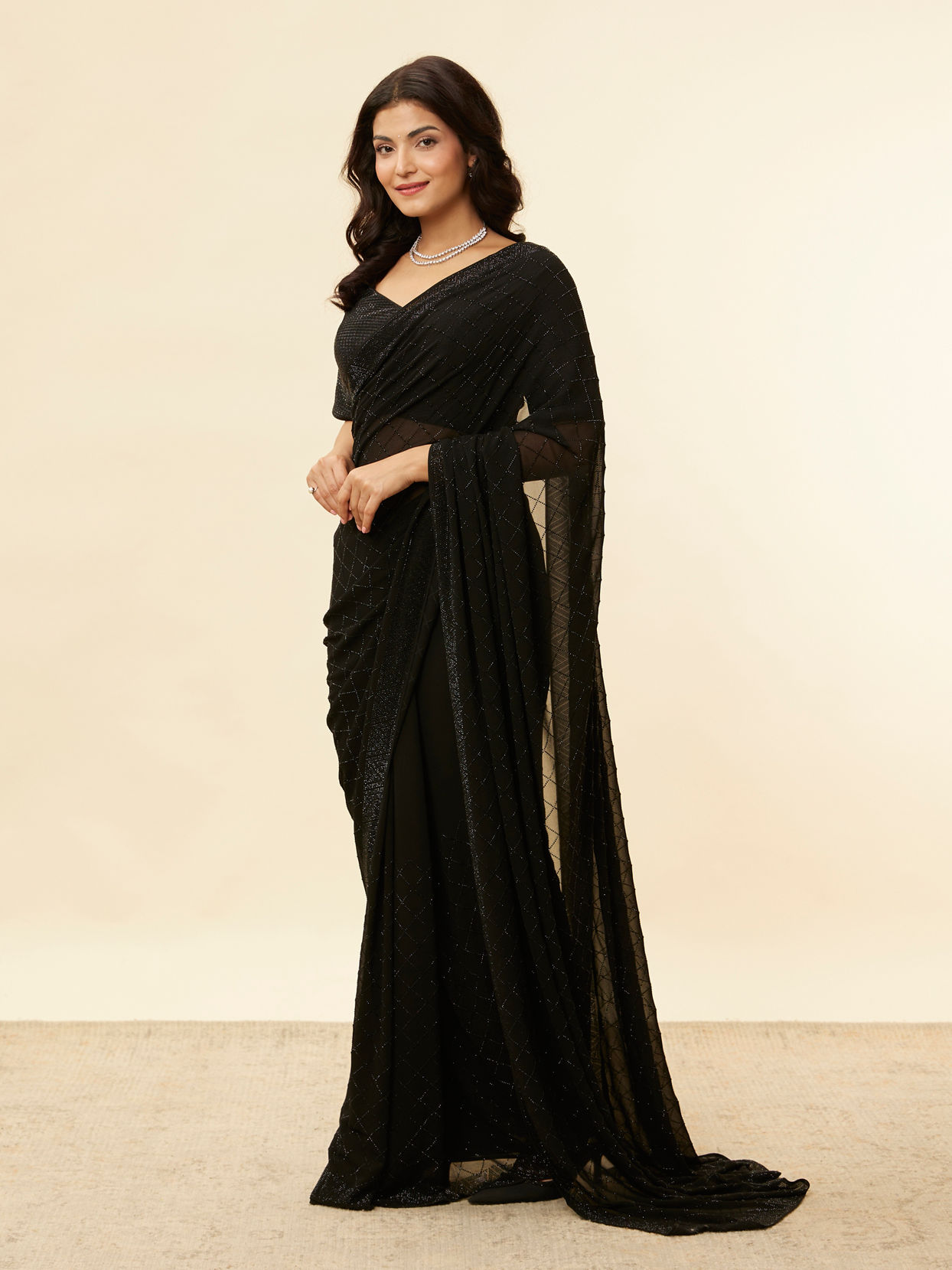 alt message - Mohey Women Kohl Black Lattice Patterned Stone Work Saree image number 3