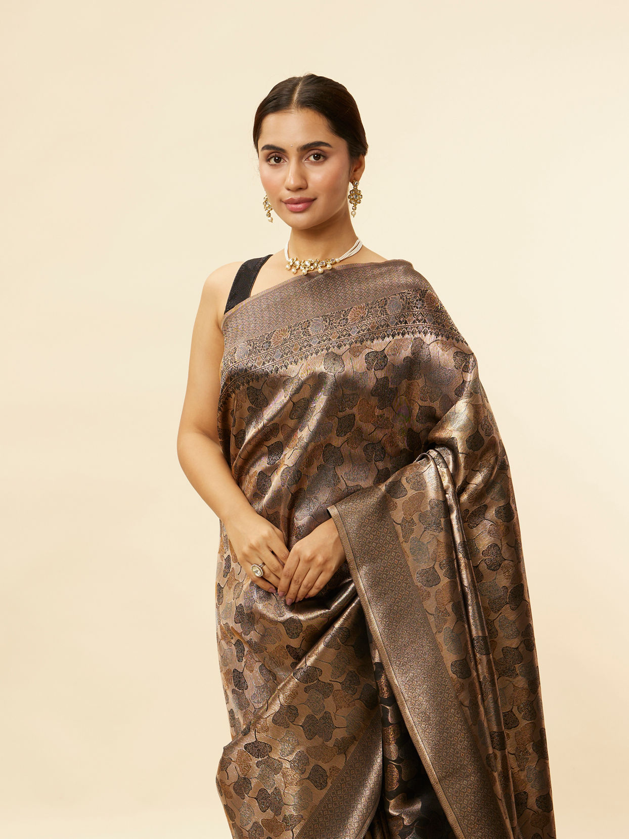 alt message - Mohey Women Midnight Black Lotus Leaf Patterned Saree image number 1