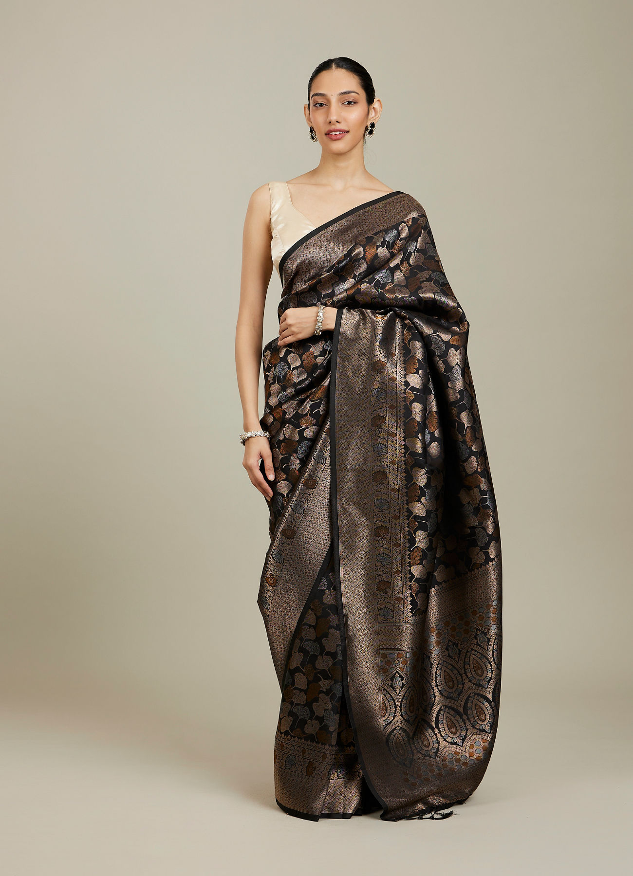 Mohey Women Midnight Black Lotus Leaf Patterned Saree