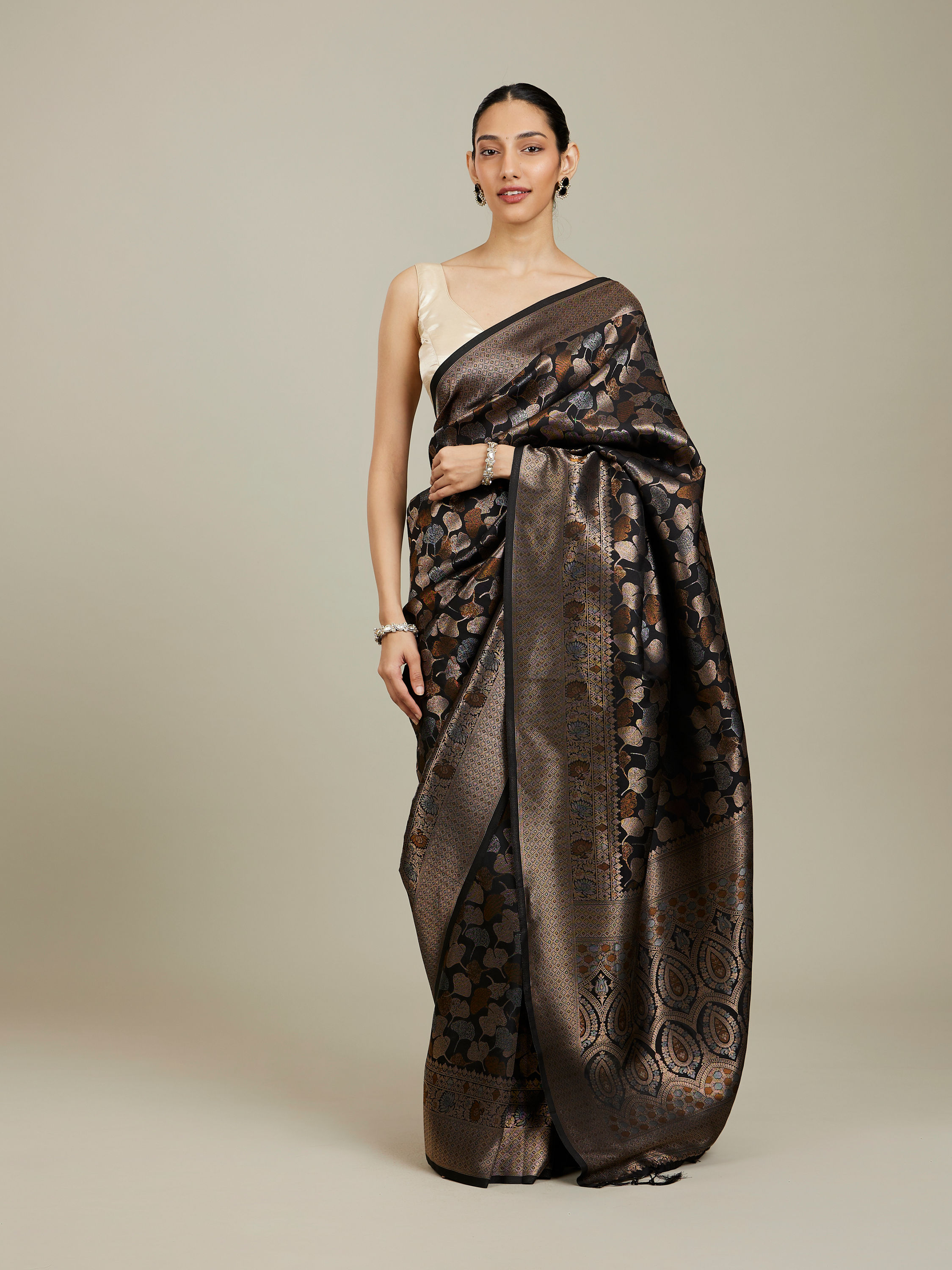 Mohey Women Midnight Black Lotus Leaf Patterned Saree