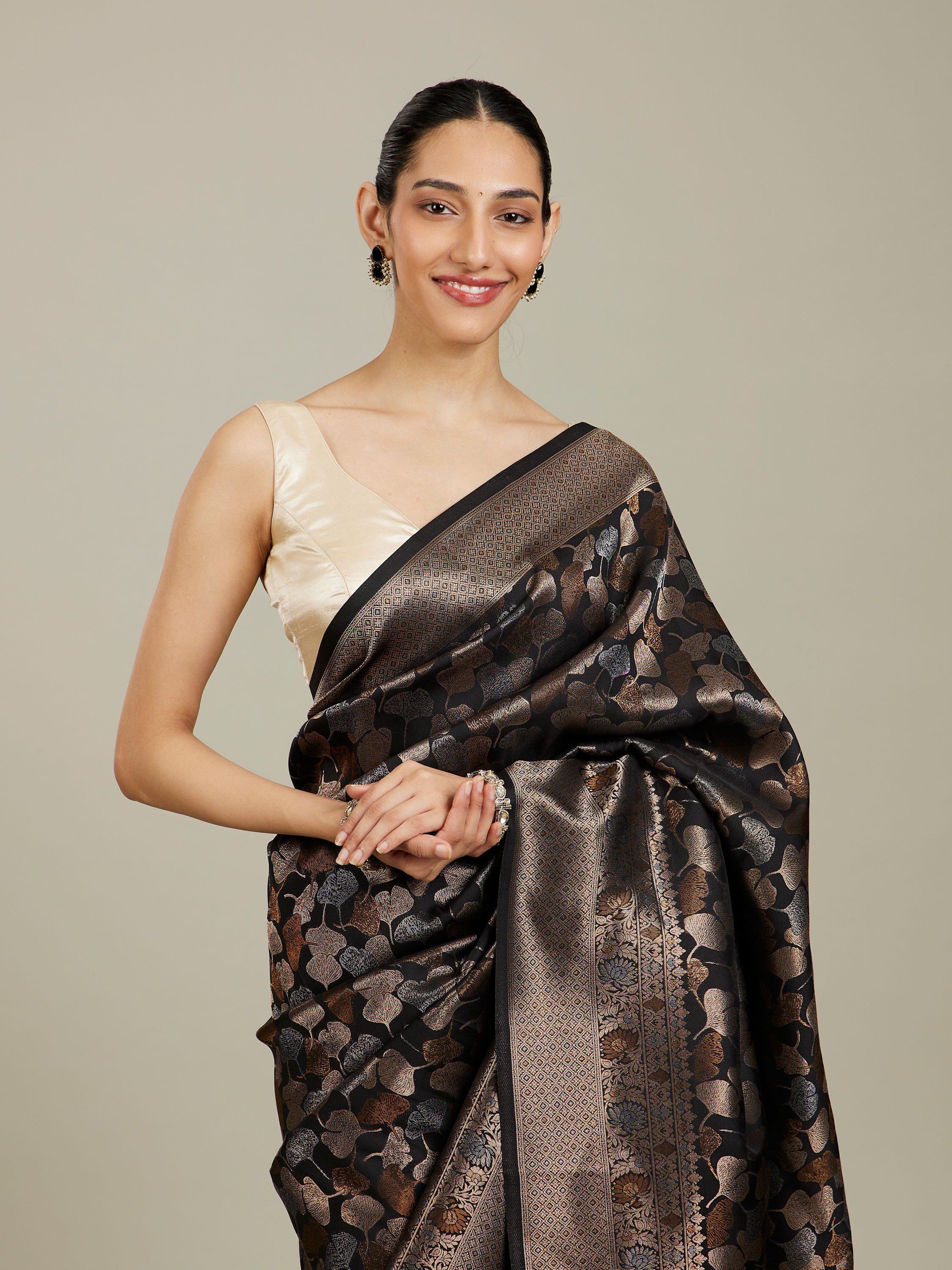 Mohey Women Midnight Black Lotus Leaf Patterned Saree