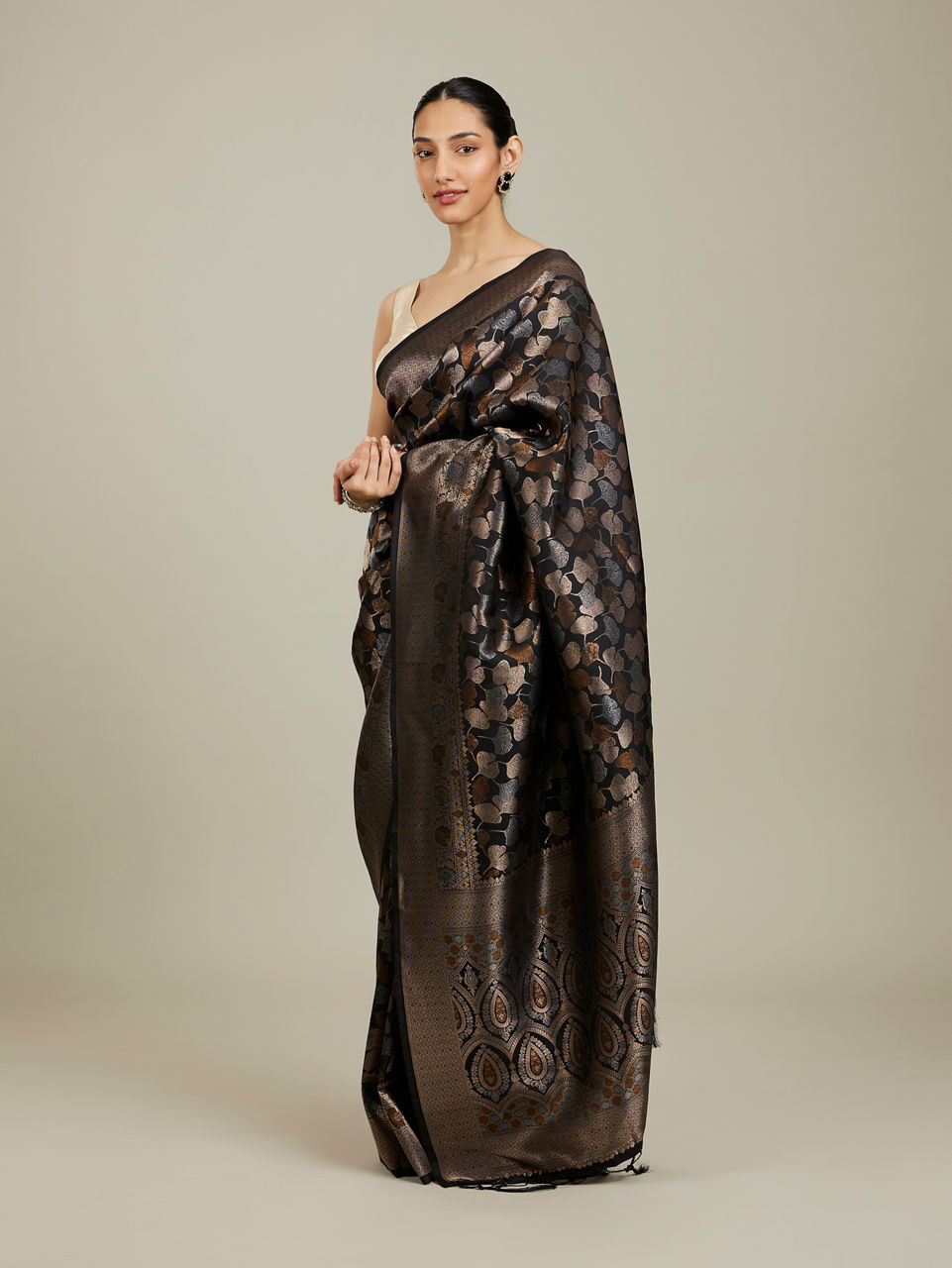 Mohey Women Midnight Black Lotus Leaf Patterned Saree