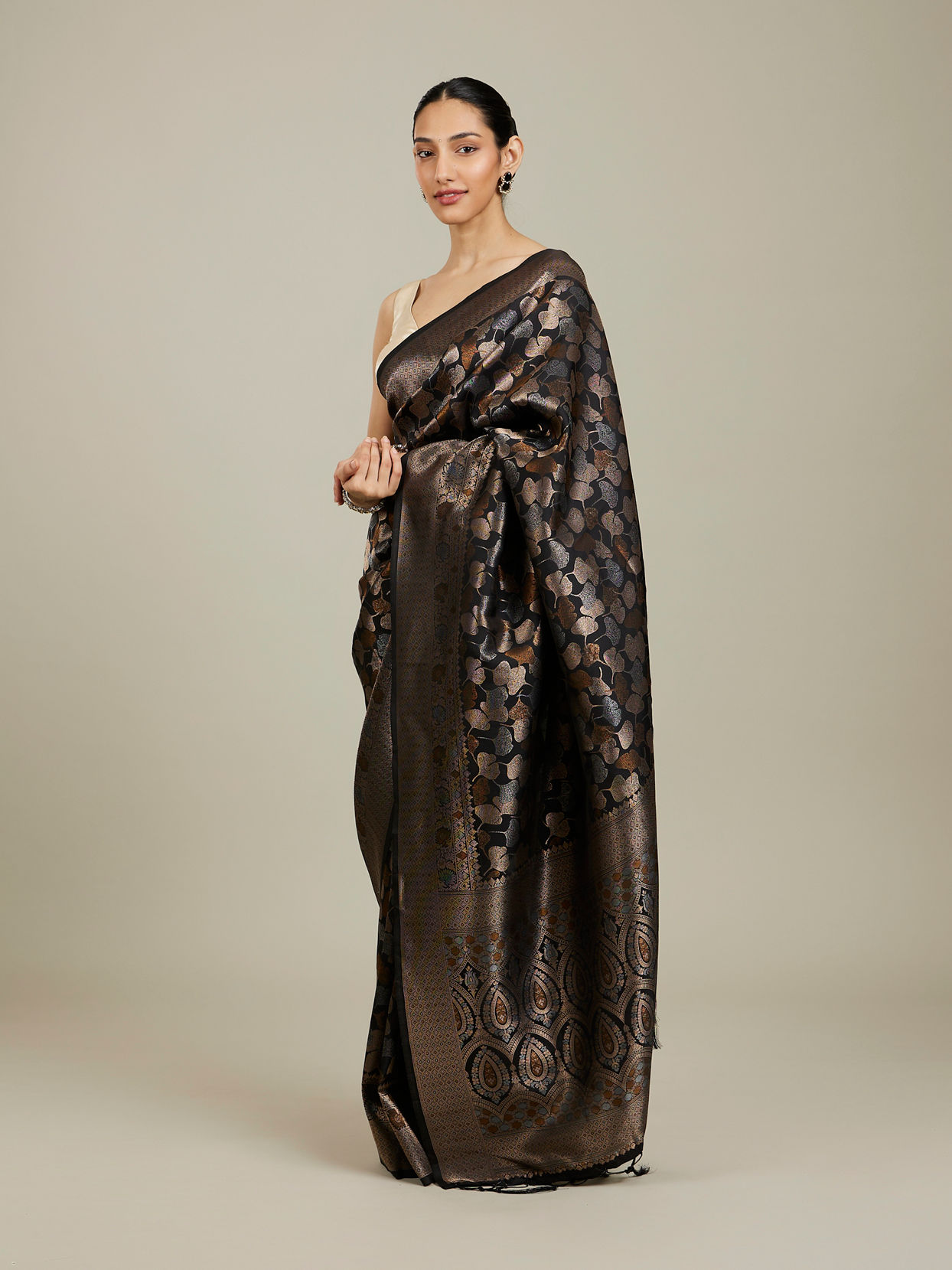 Mohey Women Midnight Black Lotus Leaf Patterned Saree image number 2