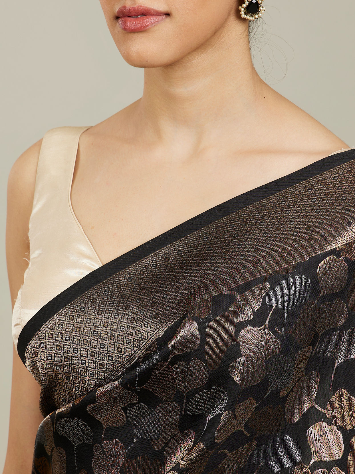 Mohey Women Midnight Black Lotus Leaf Patterned Saree
