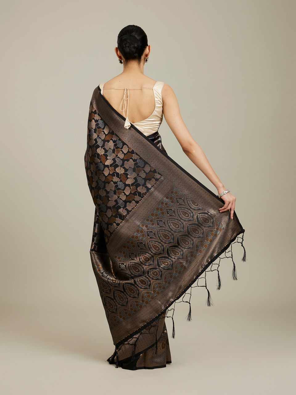 Mohey Women Midnight Black Lotus Leaf Patterned Saree