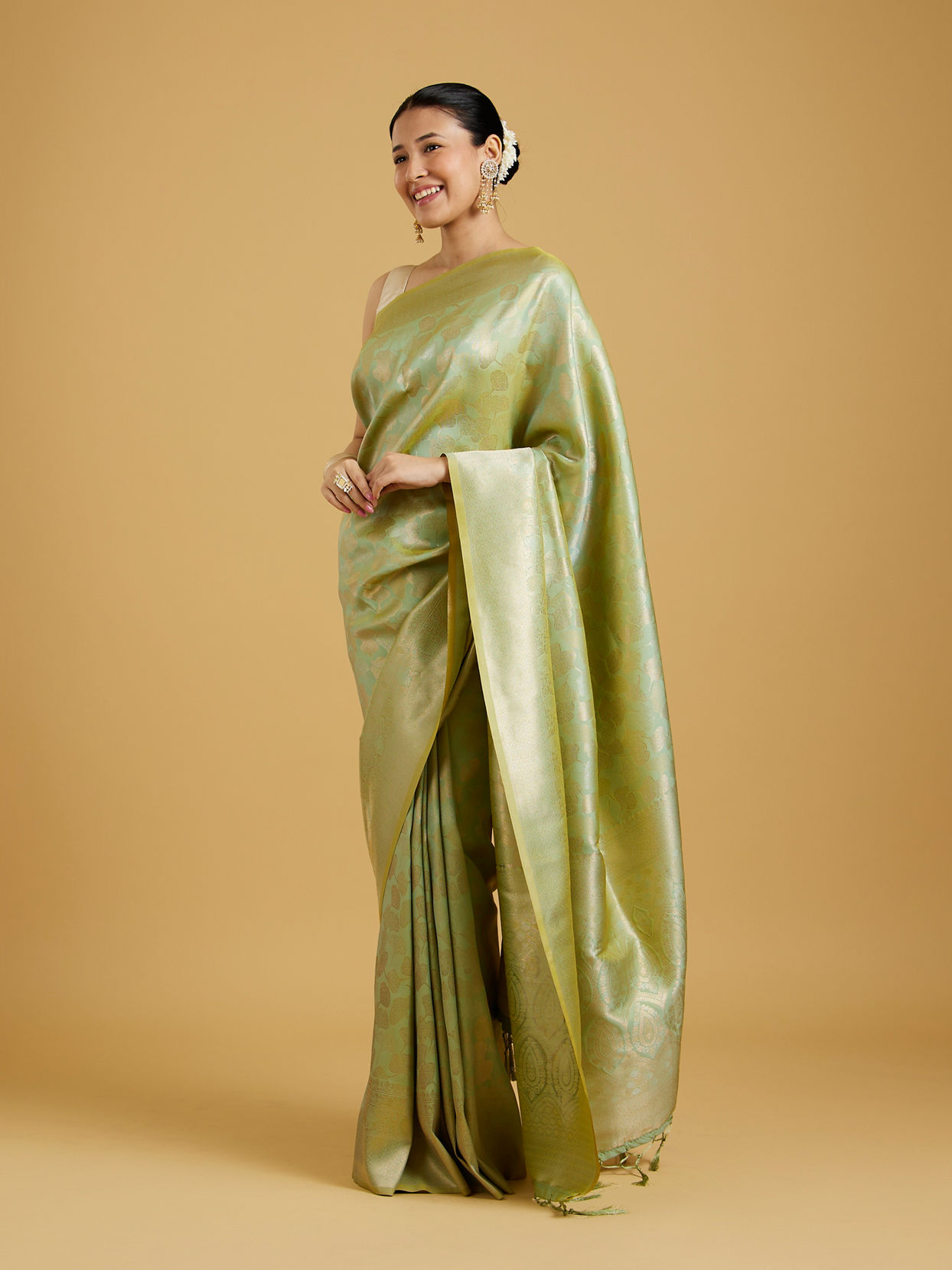 alt message - Mohey Women Pista Green Elegance Saree image number 2