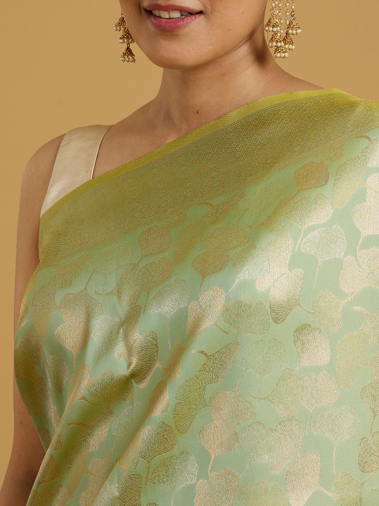 alt message - Mohey Women Pista Green Elegance Saree image number 3