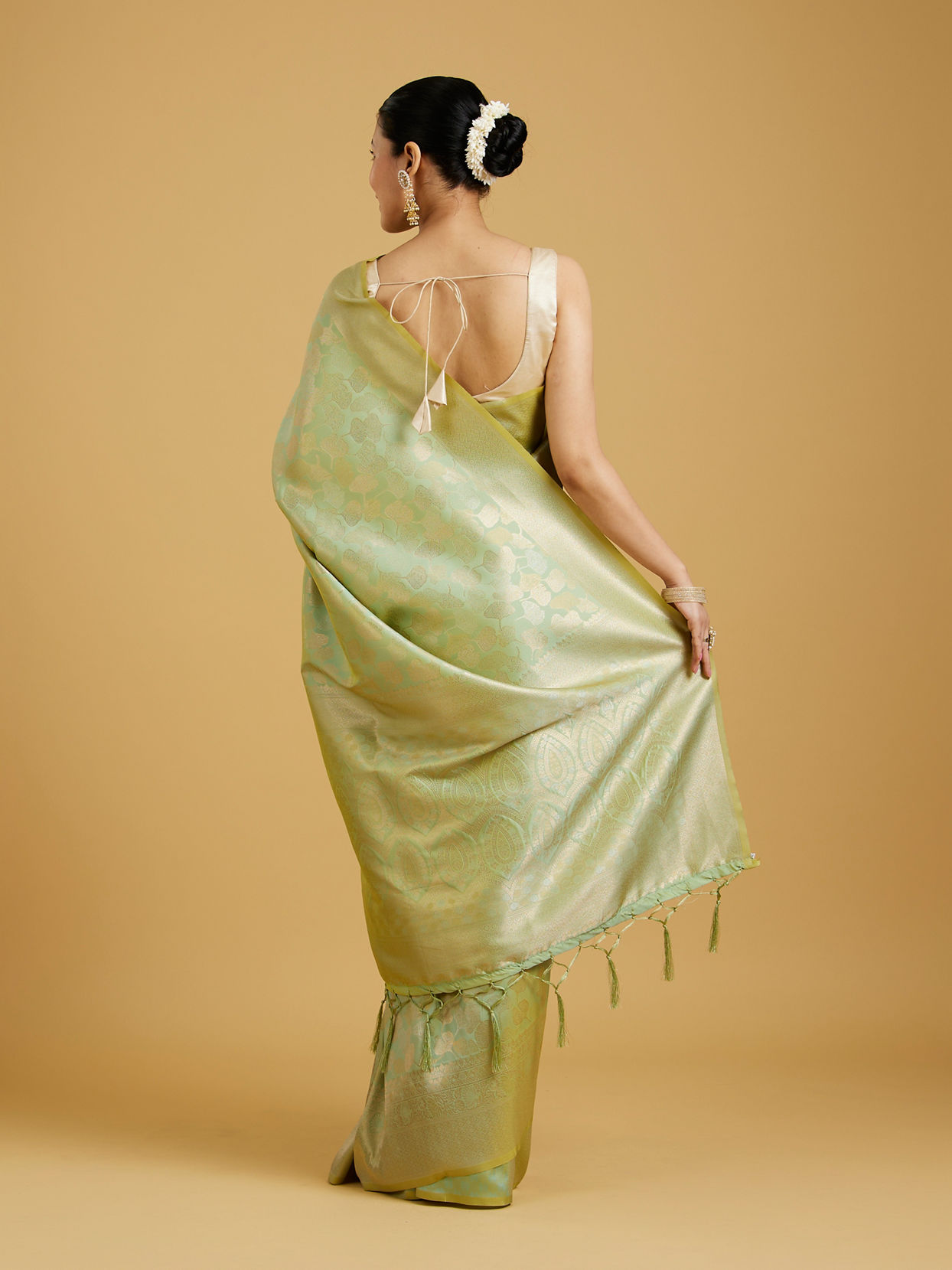 alt message - Mohey Women Pista Green Elegance Saree image number 4