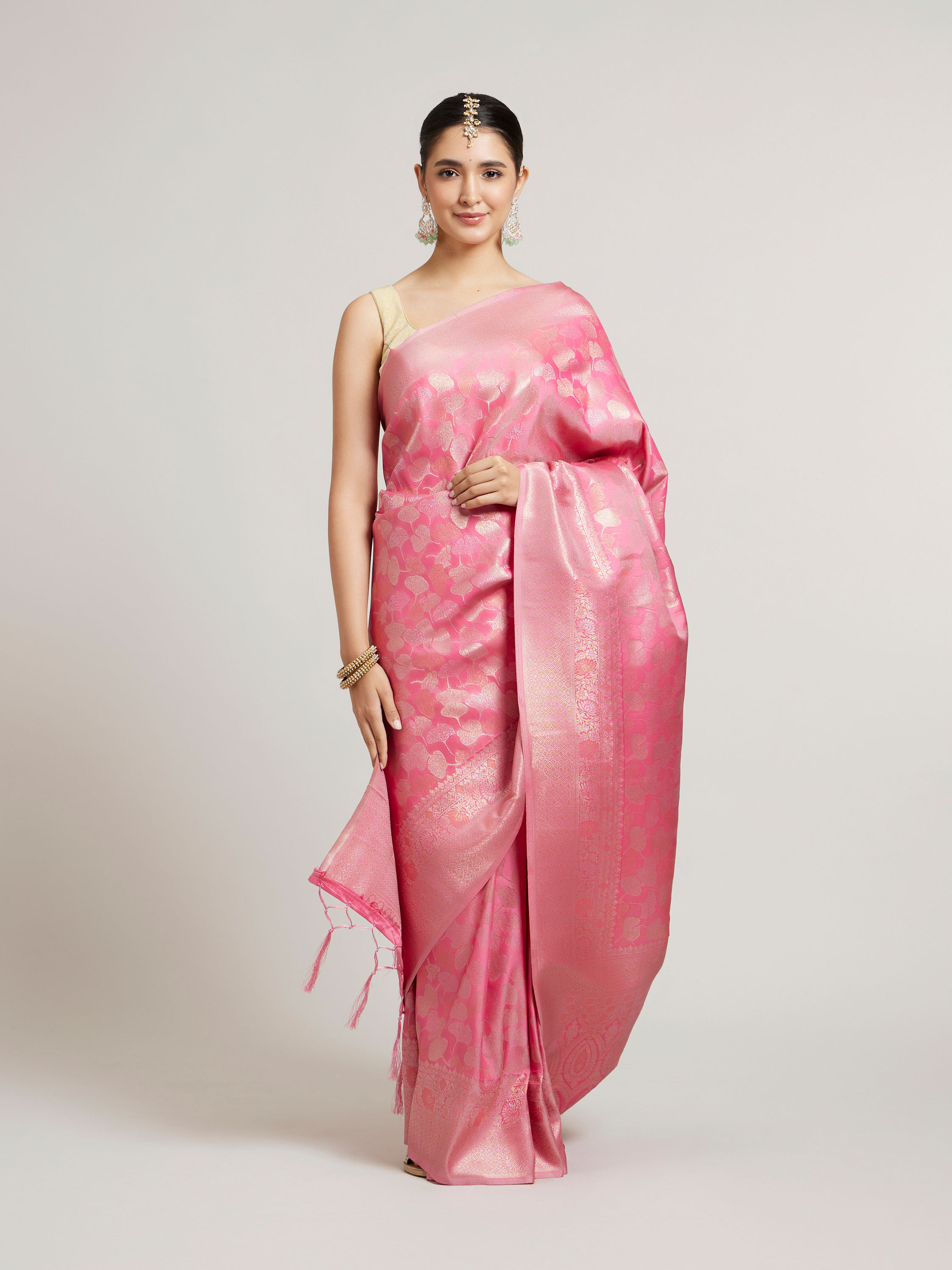 Mohey Women Bubblegum Pink Leaf Patterned Saree