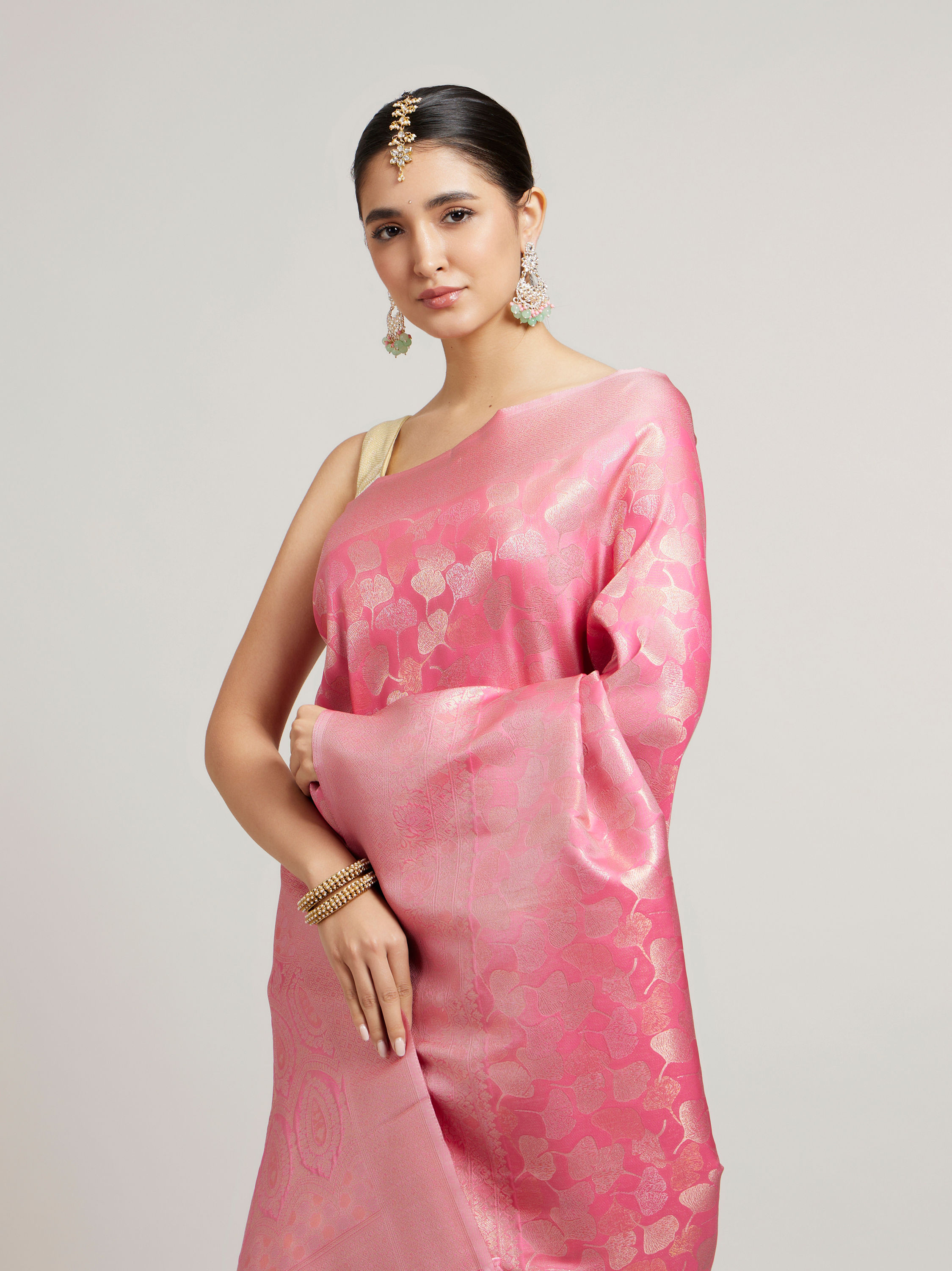 Mohey Women Bubblegum Pink Leaf Patterned Saree