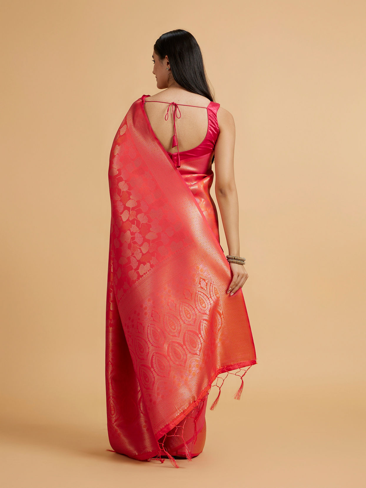 alt message - Mohey Women Orange Festive Radiance Saree image number 4