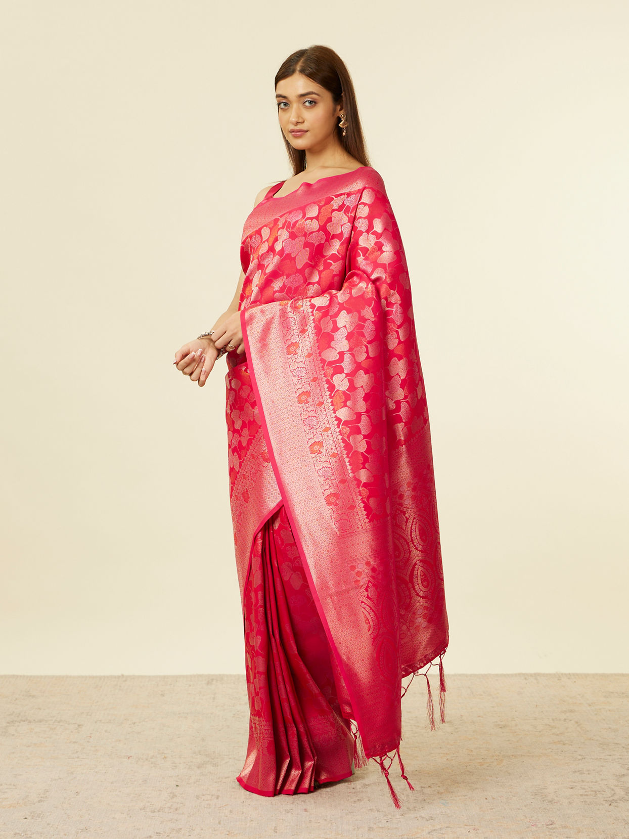 alt message - Mohey Women Rani Pink Lotus Leaf Patterned Saree image number 3