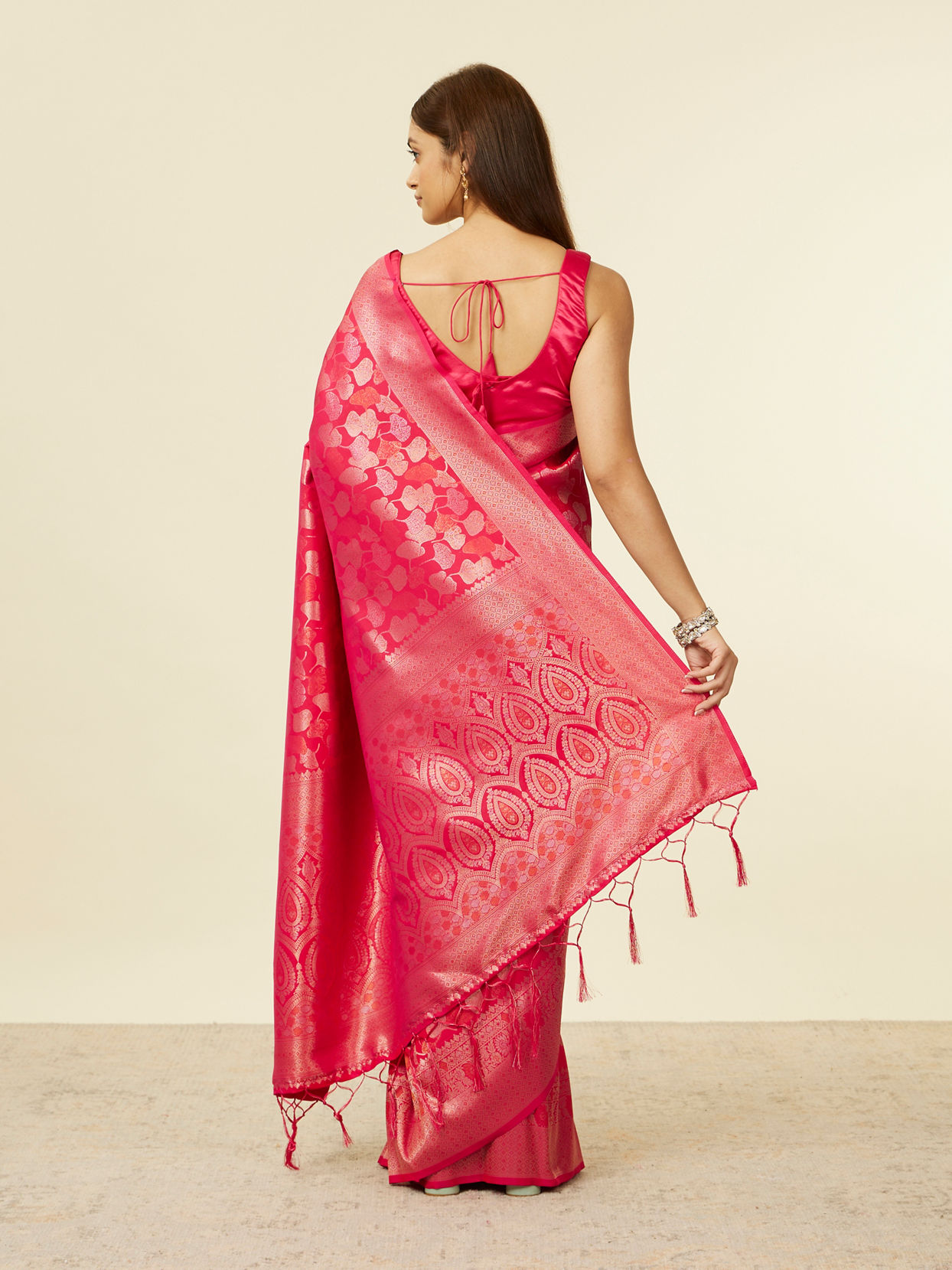 alt message - Mohey Women Rani Pink Lotus Leaf Patterned Saree image number 2