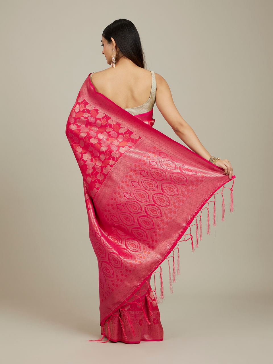 Mohey Women Rani Pink Lotus Leaf Patterned Saree