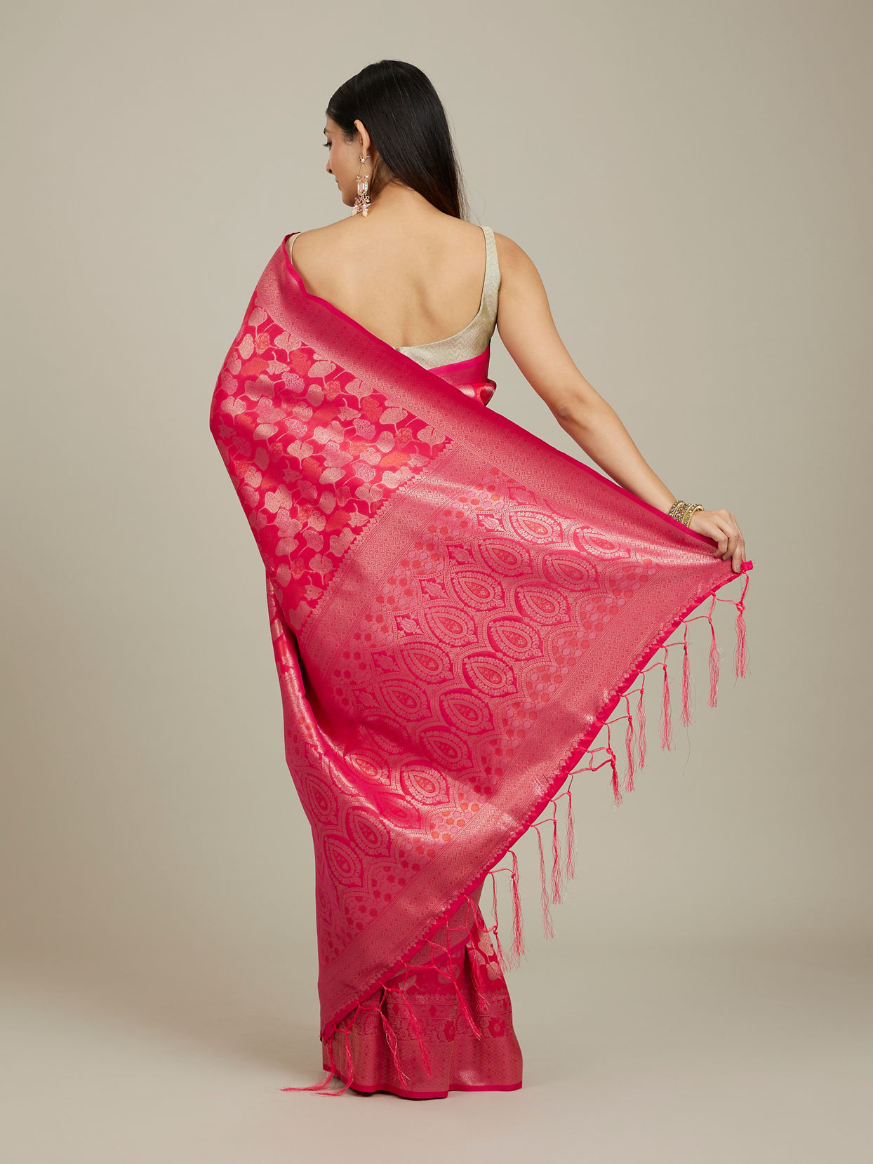 Mohey Women Rani Pink Lotus Leaf Patterned Saree