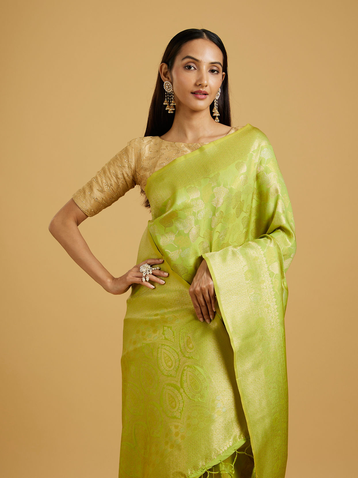 alt message - Mohey Women Emerald Green Festive Saree image number 1