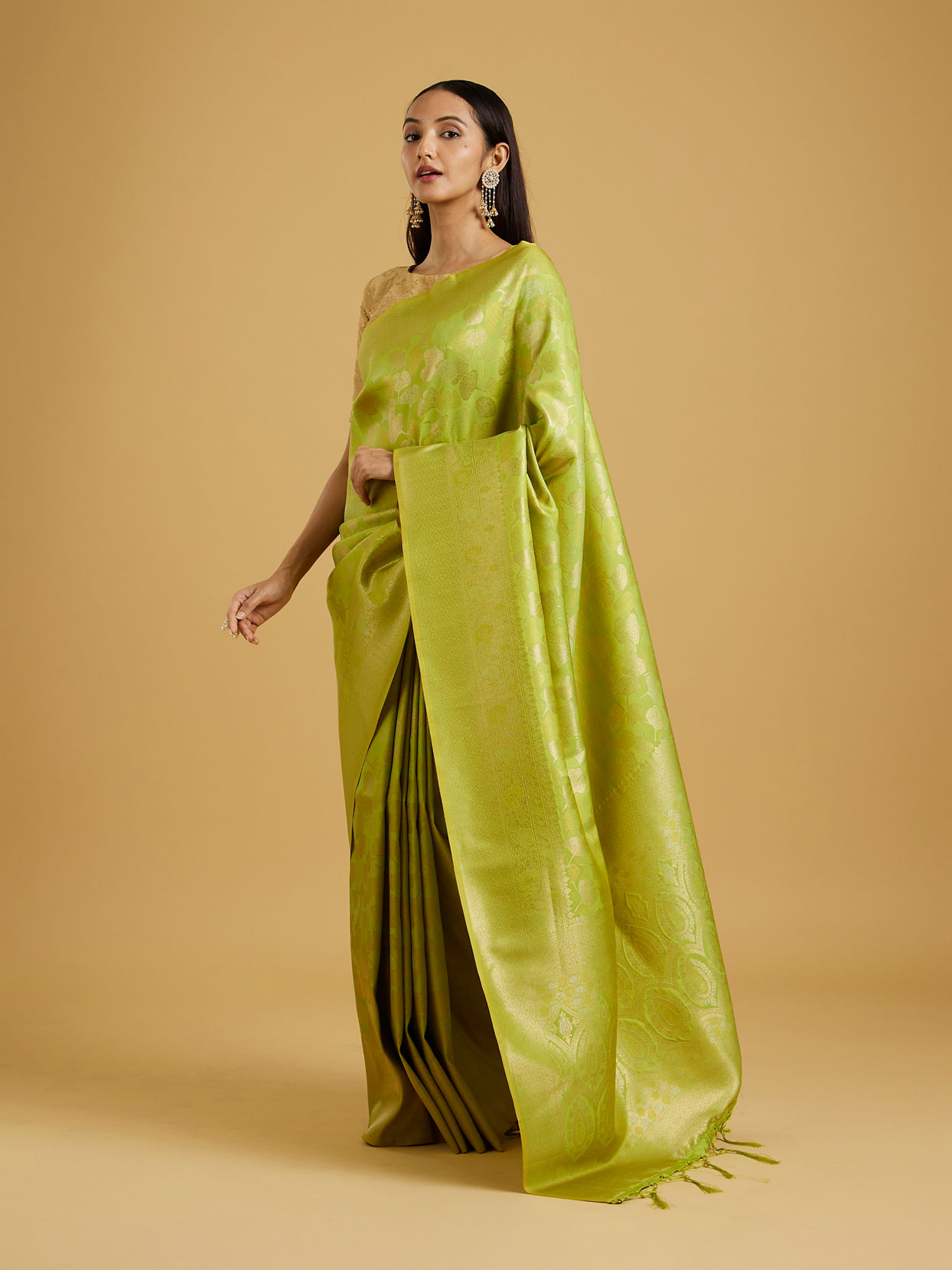 alt message - Mohey Women Emerald Green Festive Saree image number 2