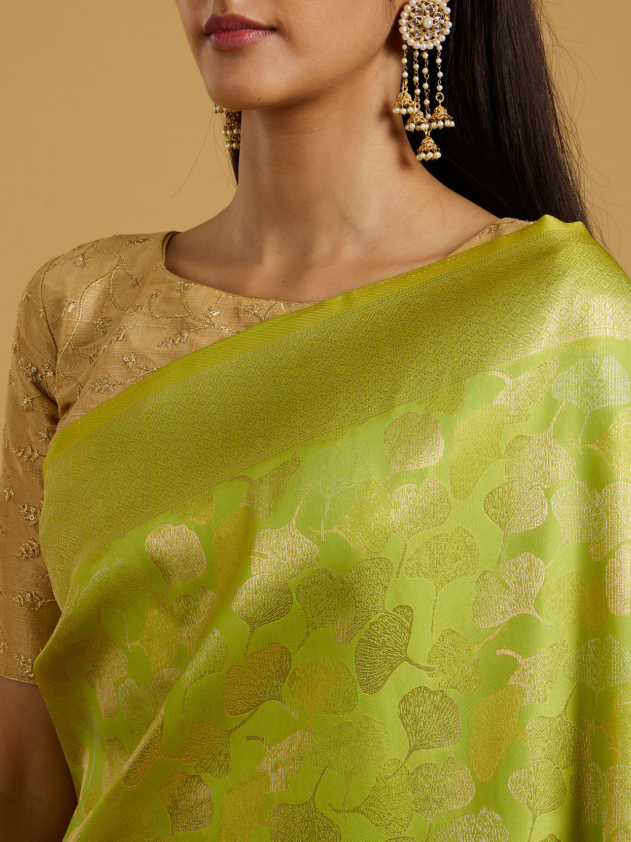 alt message - Mohey Women Emerald Green Festive Saree image number 3