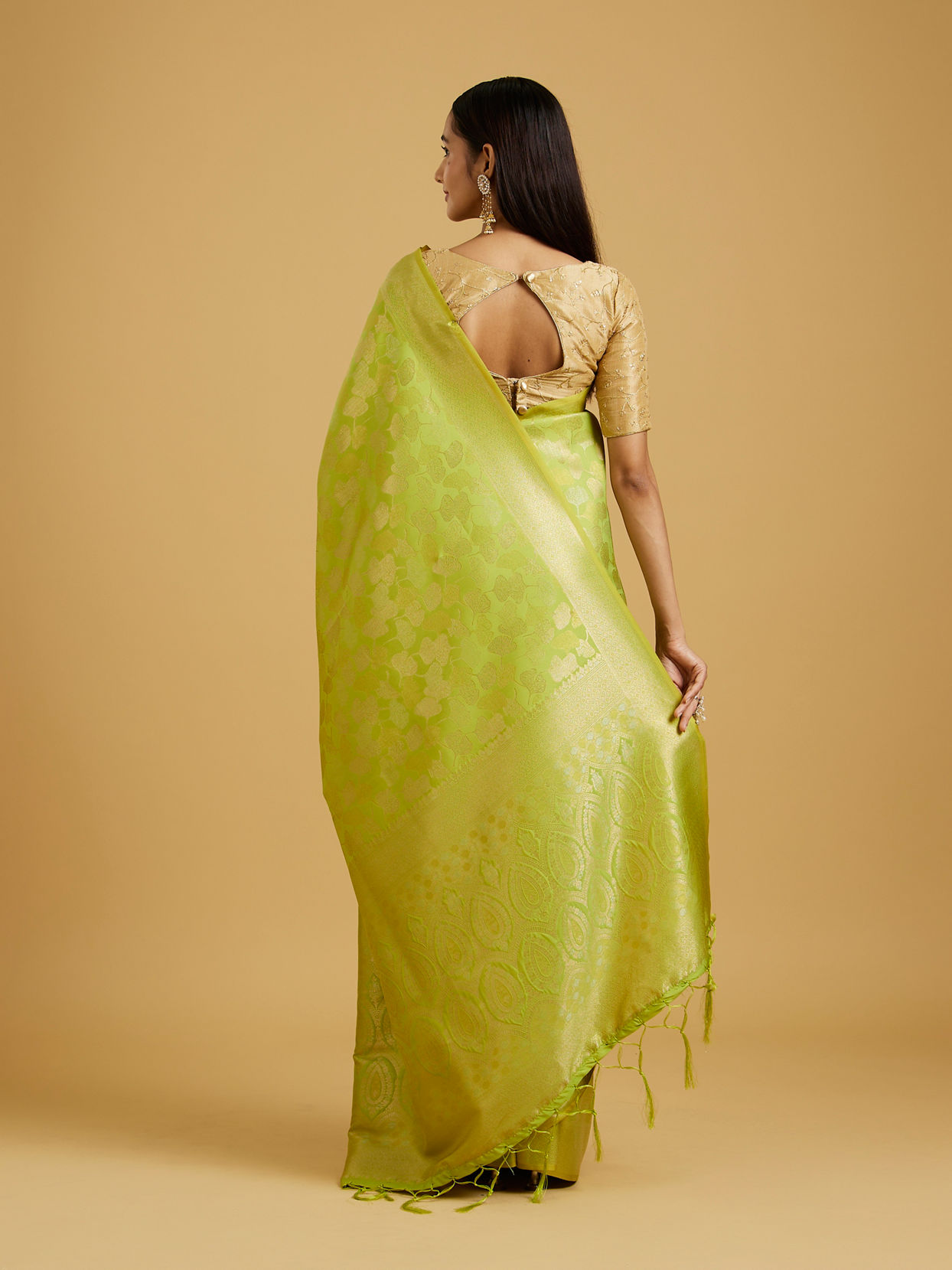 alt message - Mohey Women Emerald Green Festive Saree image number 4