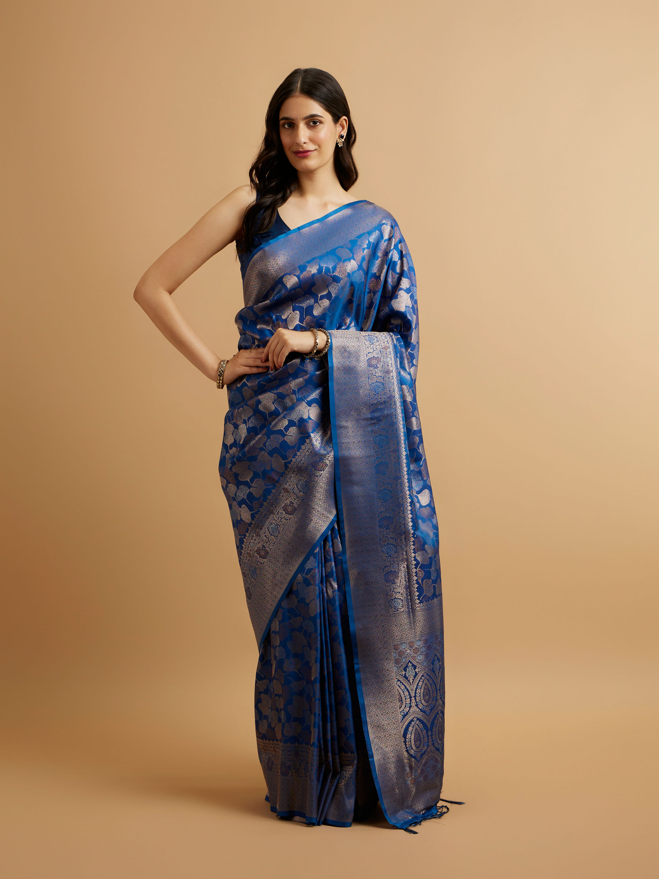 Mohey Women Indigo Blue Leaf Patterned Saree