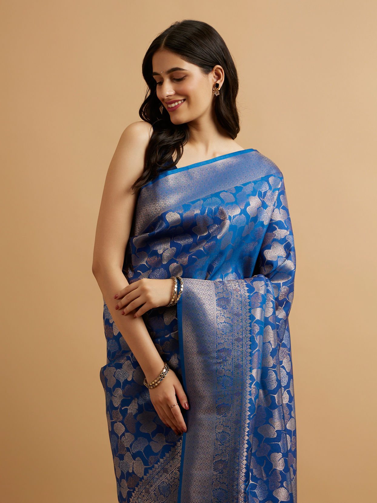 alt message - Mohey Women Indigo Blue Leaf Patterned Saree image number 1