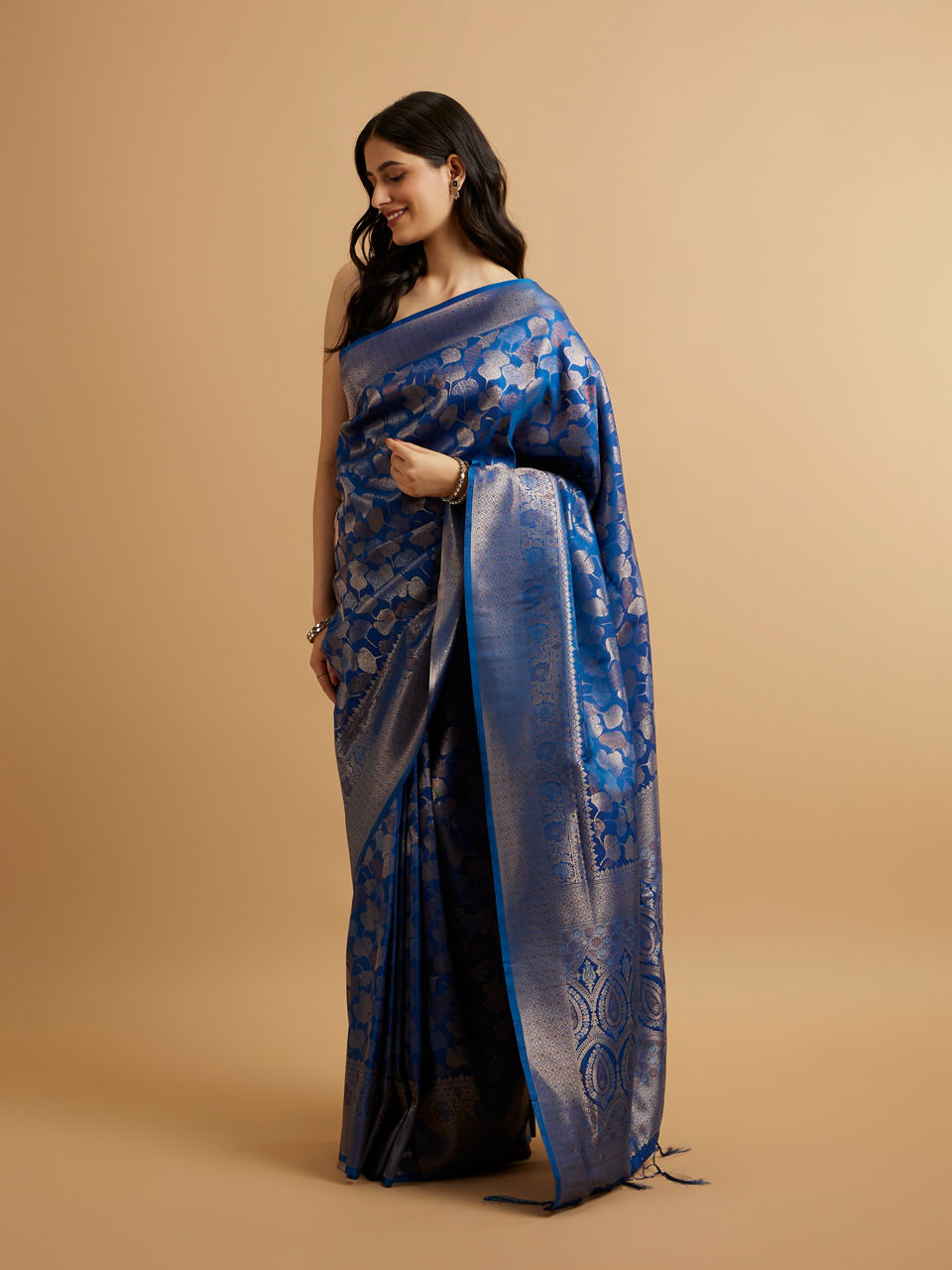 Mohey Women Indigo Blue Leaf Patterned Saree