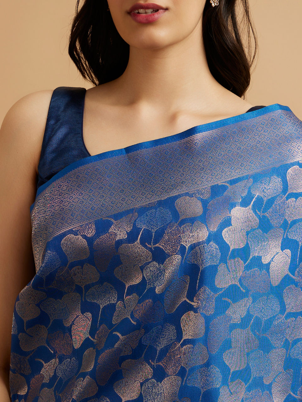 Mohey Women Indigo Blue Leaf Patterned Saree