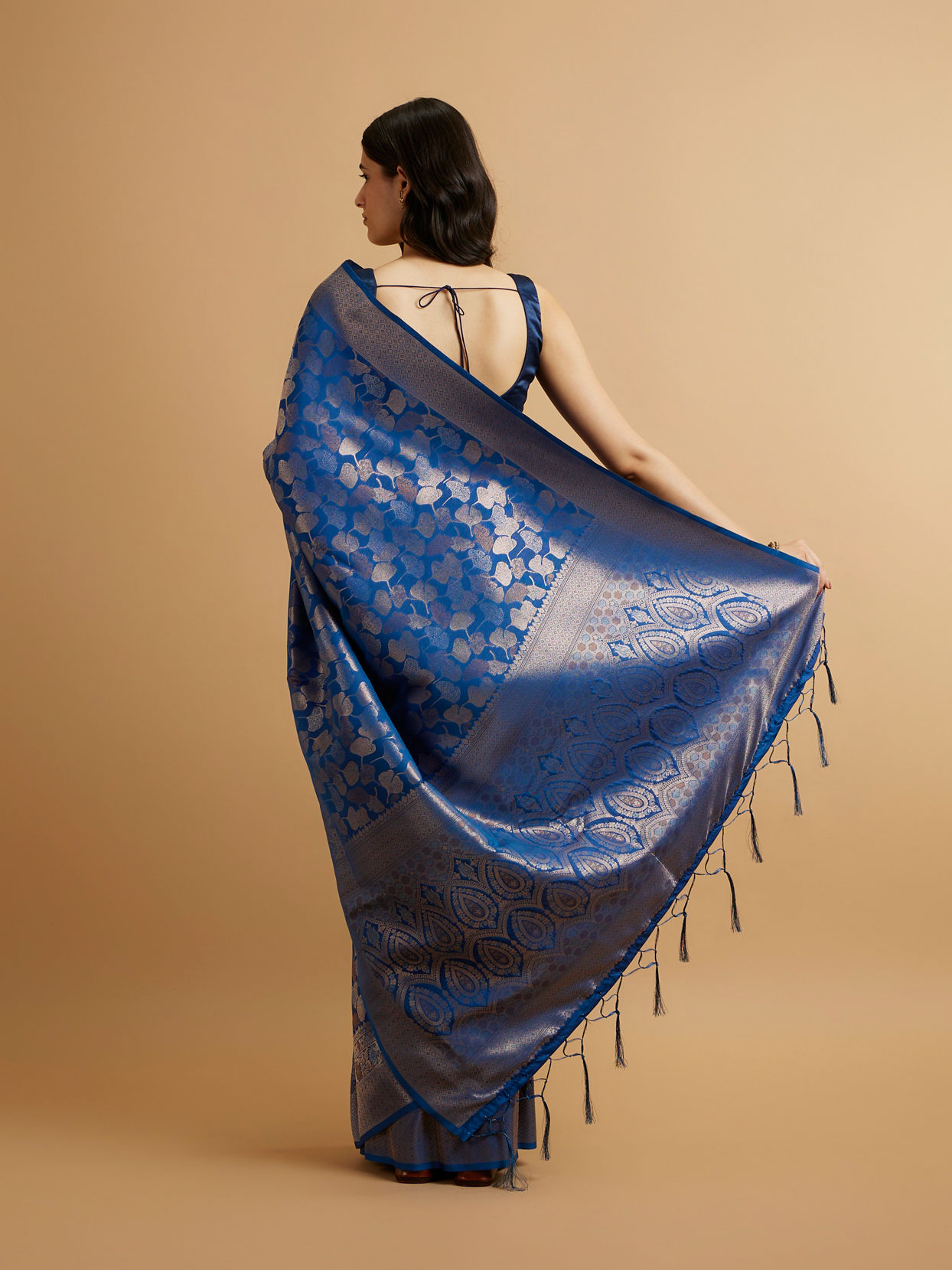 Mohey Women Indigo Blue Leaf Patterned Saree