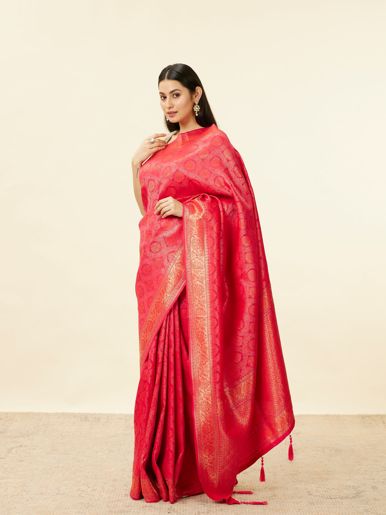 Mohey Women True Red Zari Jaal Patterned Saree image number 3