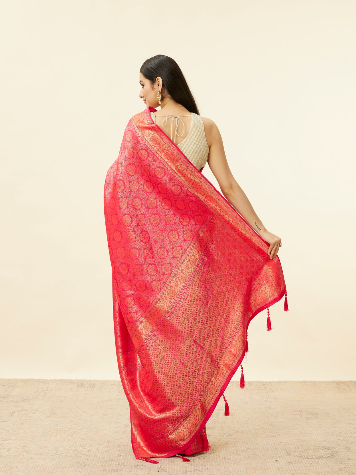 Mohey Women True Red Zari Jaal Patterned Saree