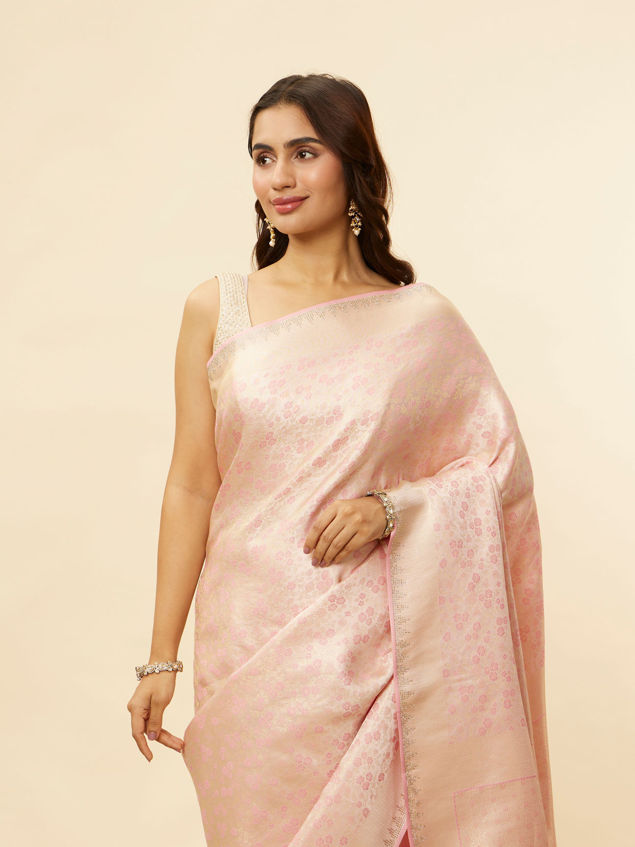 alt message - Mohey Women Cherry Blossom Pink Floral Patterned Zari Work Saree image number 1