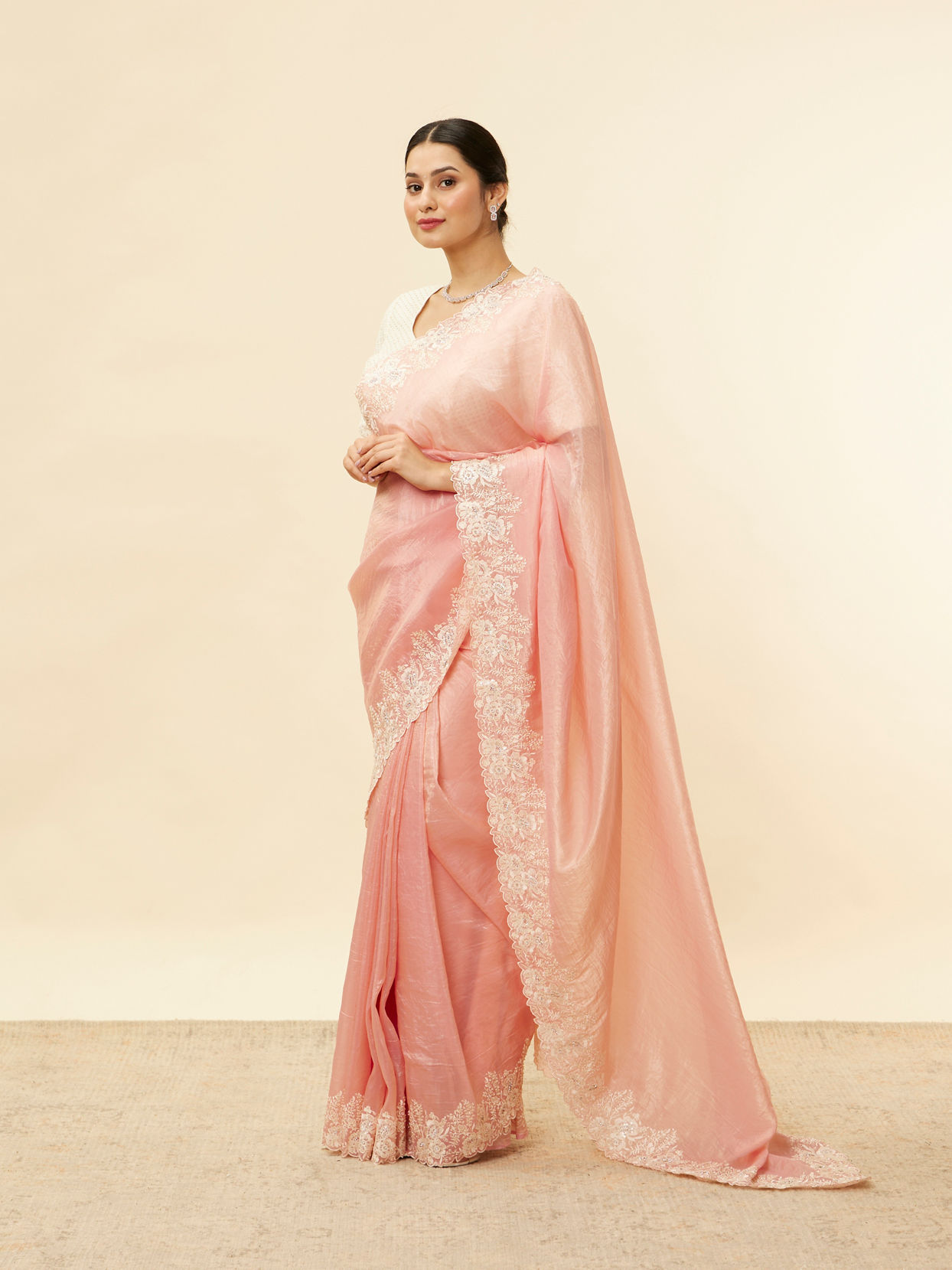 alt message - Mohey Women Conch Shell Pink Floral Bordered Saree image number 3