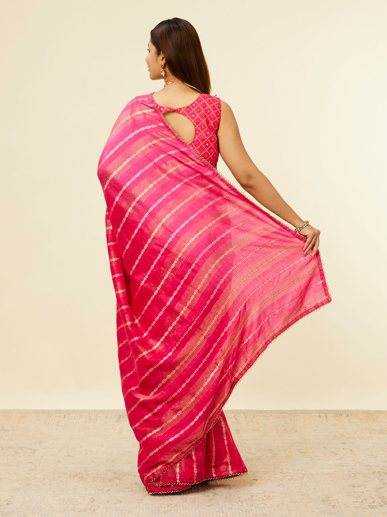 alt message - Mohey Women Rani Pink Bel Buti Patterned Saree image number 2