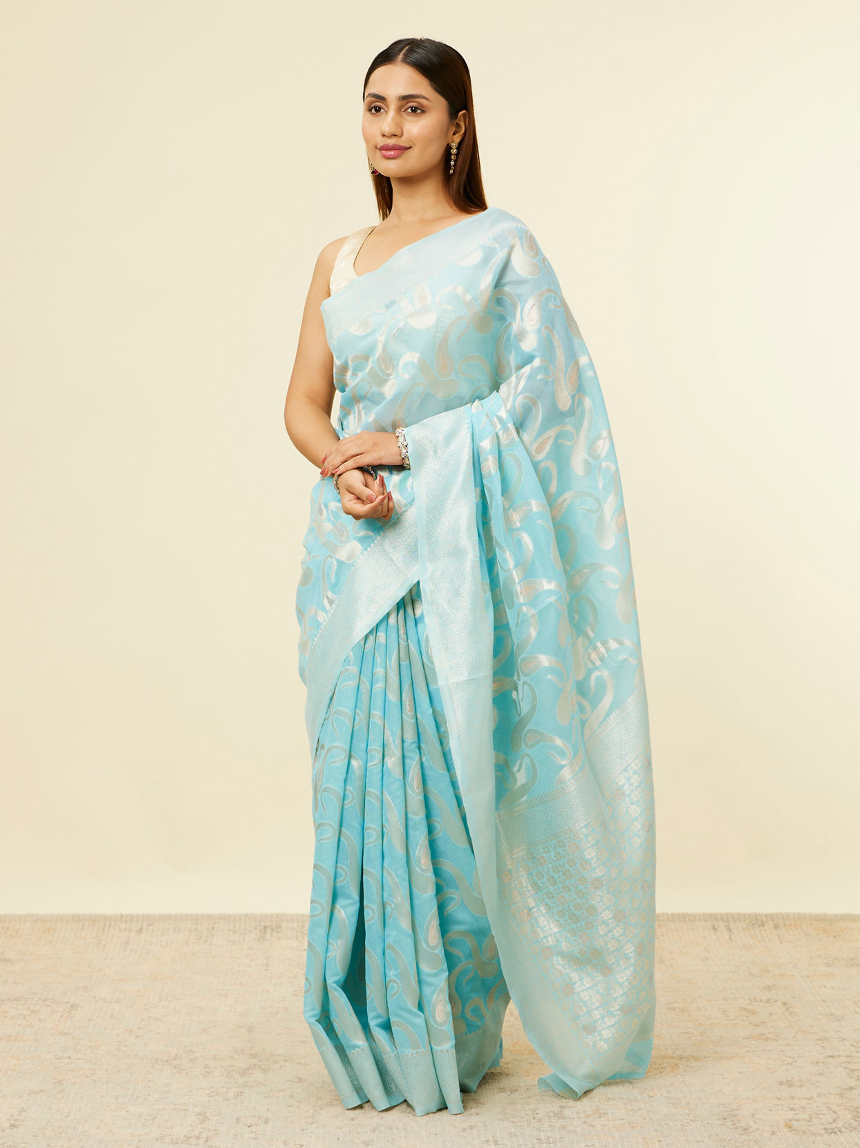 alt message - Mohey Women Light Blue Floral Zari Work Saree image number 3