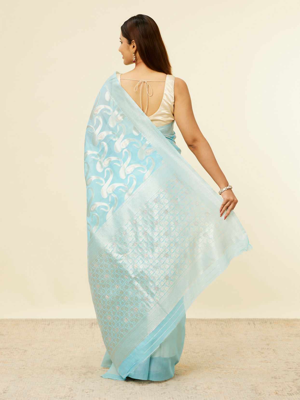 alt message - Mohey Women Light Blue Floral Zari Work Saree image number 2